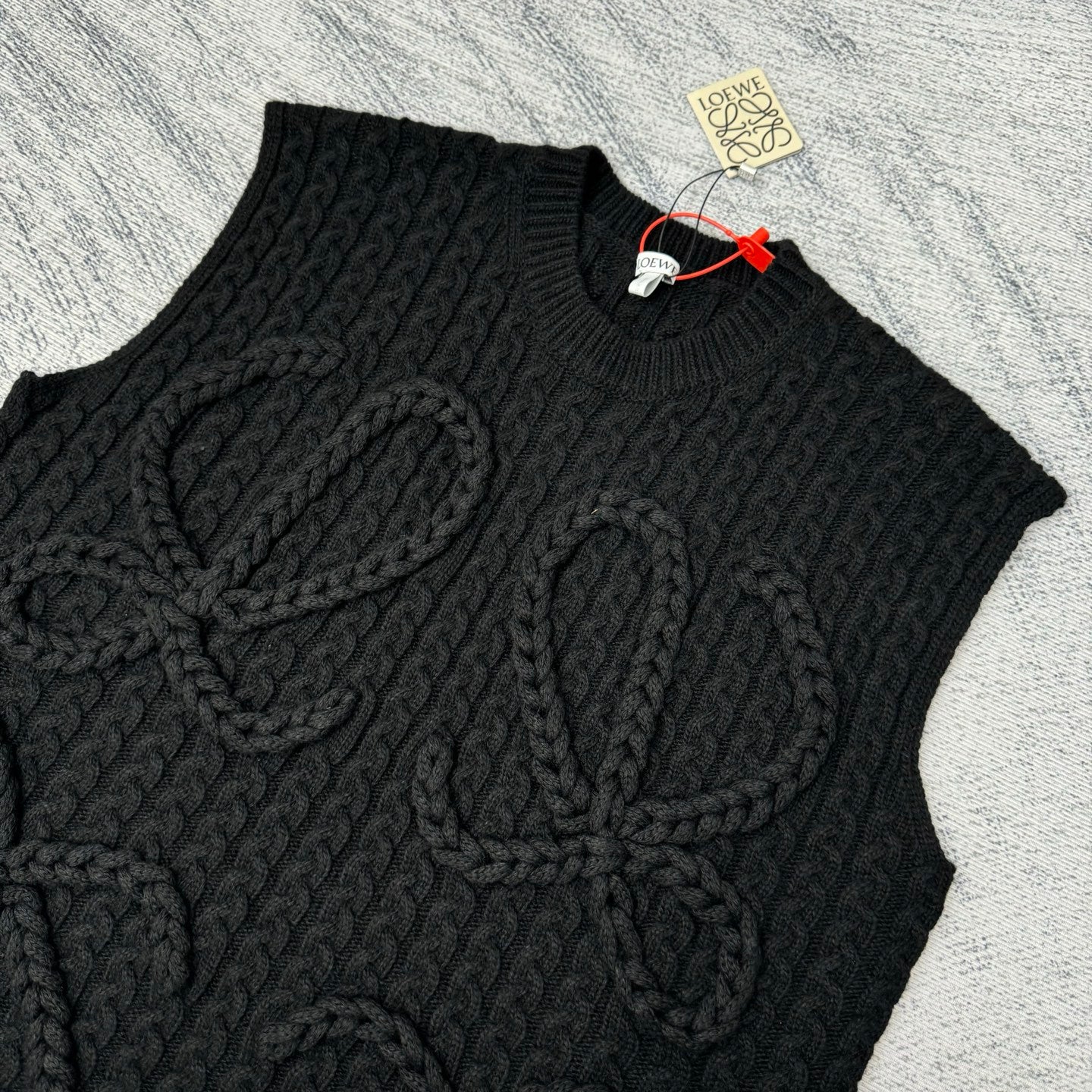 CABLE KNIT CREW NECK VEST
