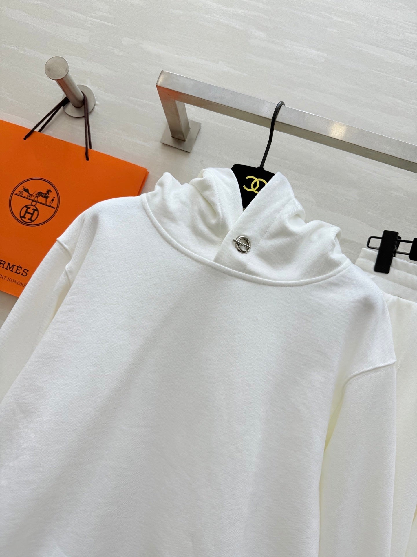 IVORY HOODED SWEATSHIRT AND WIDE-LEG LOUNGE PANTS SET