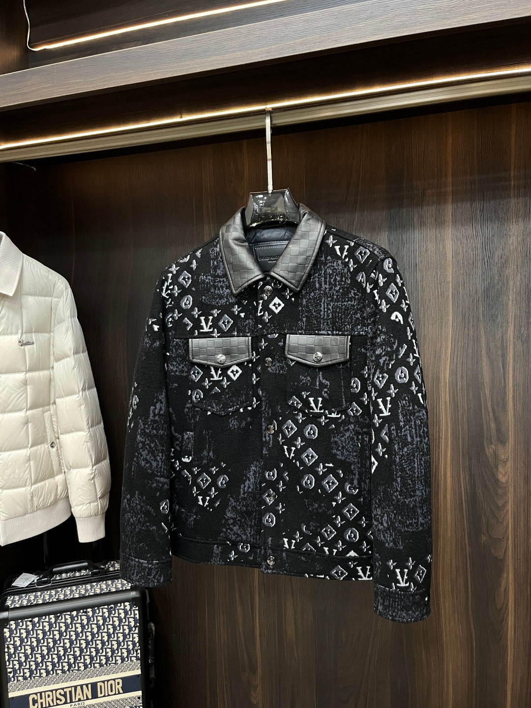 BLACK TEXTURED JACKET WITH CONTRAST PANEL DETAILS