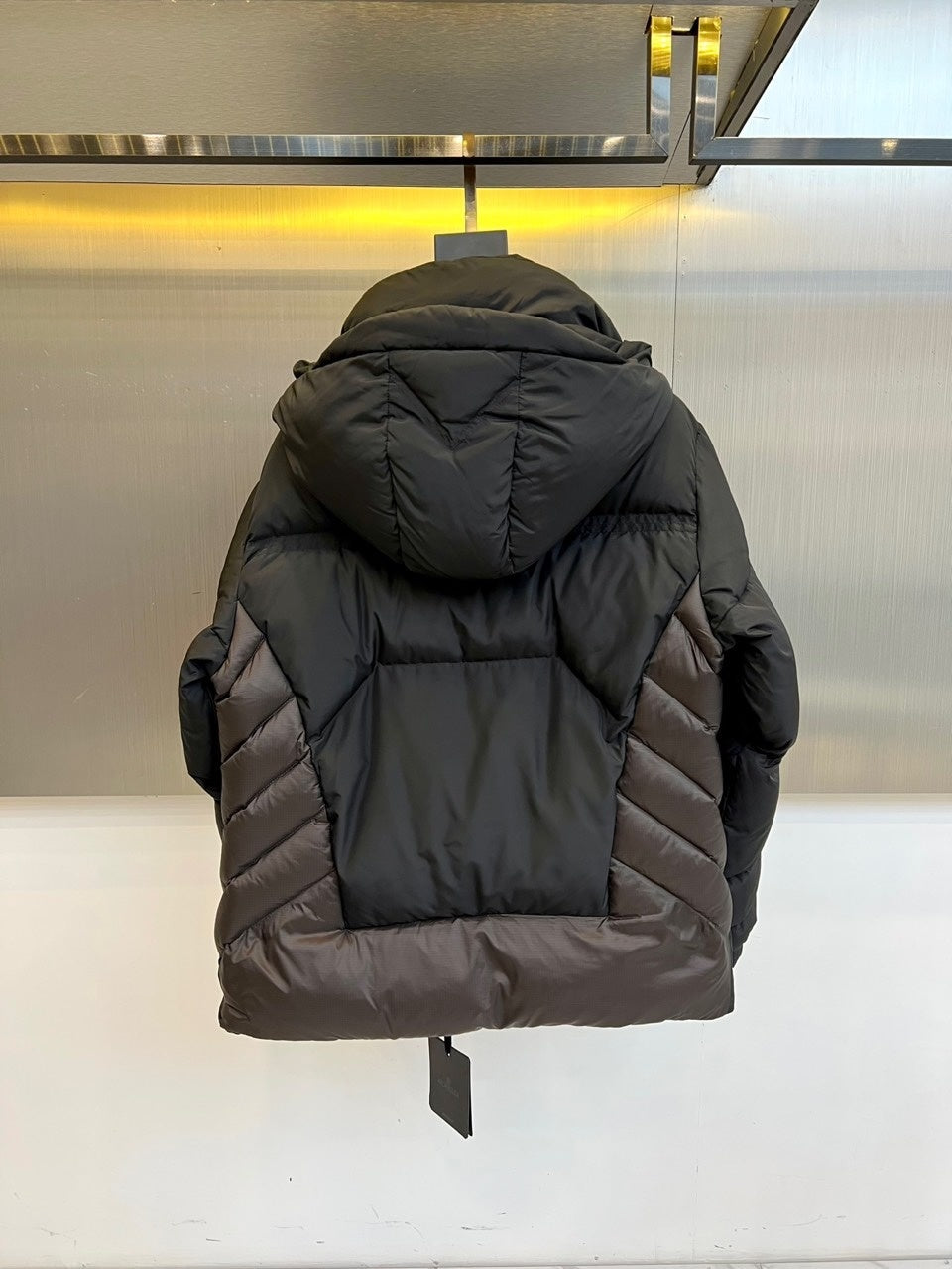 INSULATED BLACK PUFFER JACKET WITH HOODED DESIGN
