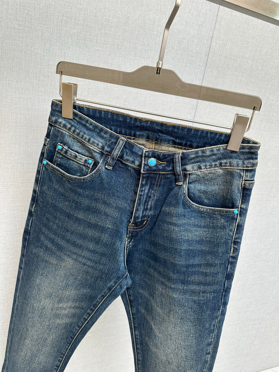 DARK BLUE DENIM JEANS WITH PATTERNED BACK POCKET DETAIL