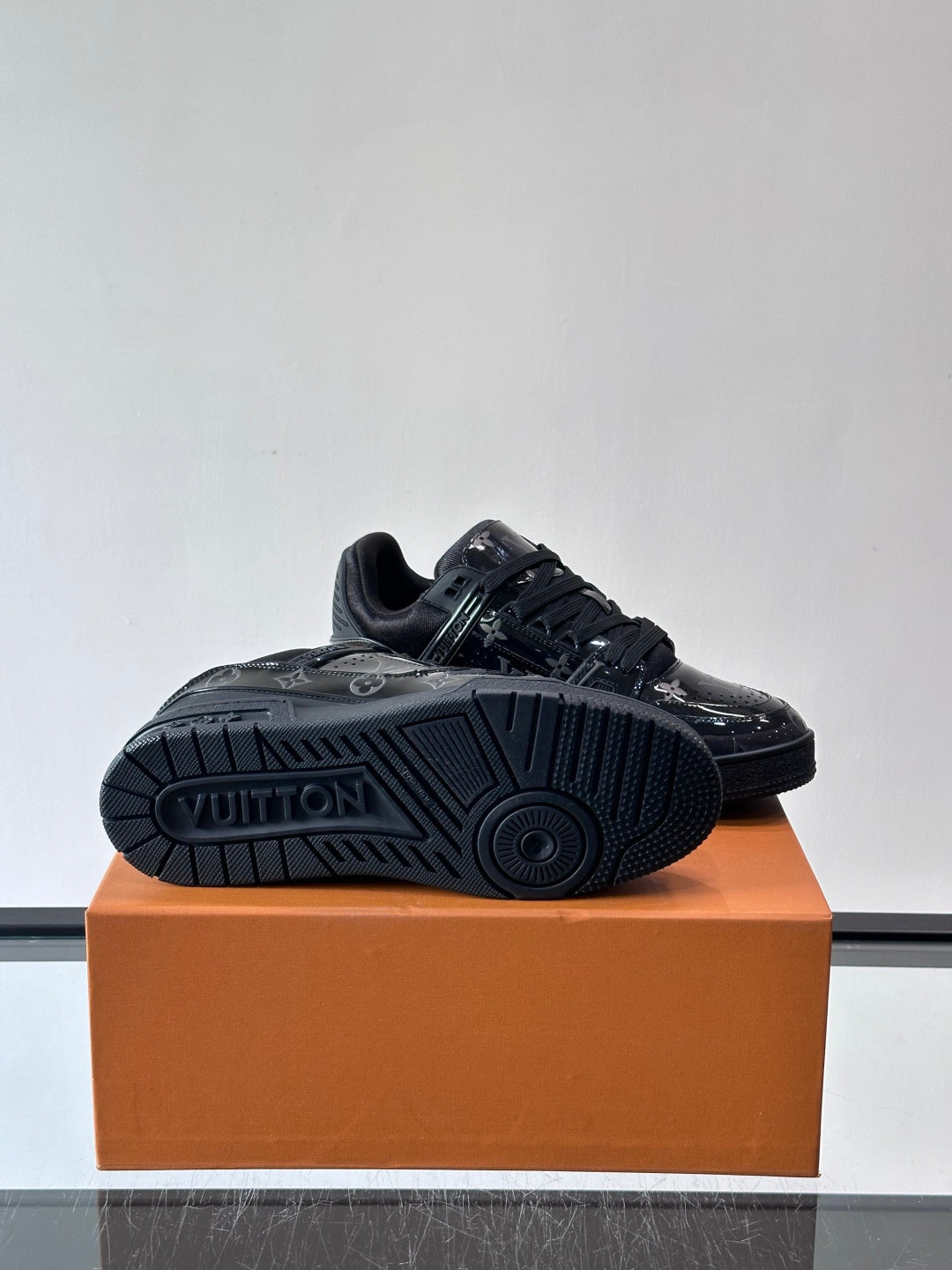 GLOSSY BLACK LOW-TOP SNEAKERS