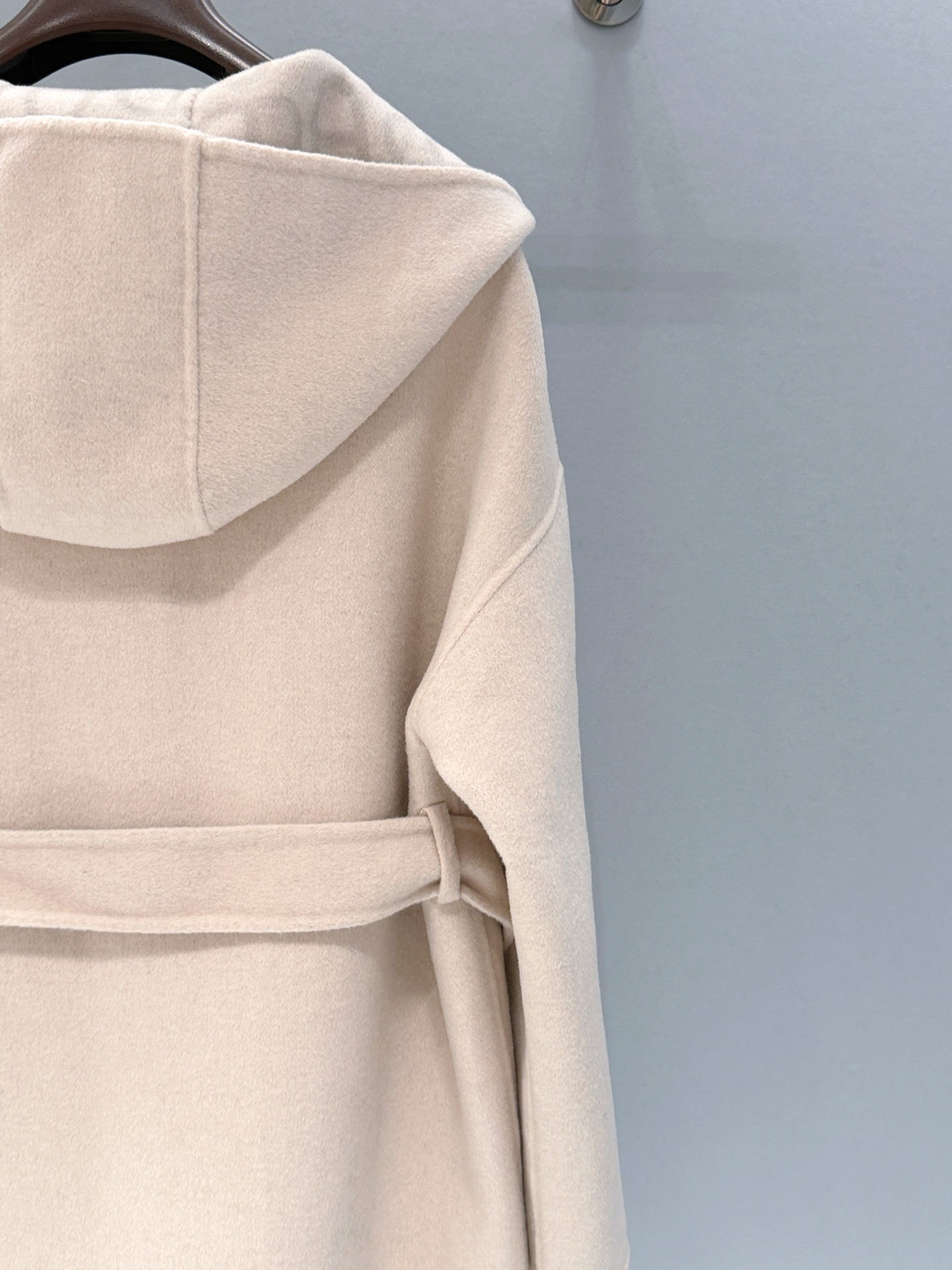 LIGHT BEIGE HOODED COAT WITH ZIP CLOSURE AND BELT