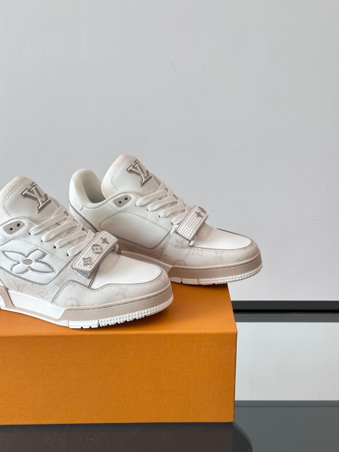 WHITE CHUNKY SNEAKERS