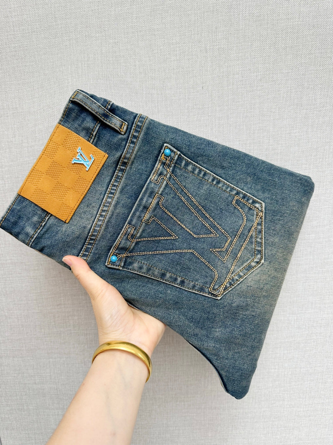 BLUE DENIM JEANS WITH CONTRAST STITCHED BACK POCKET