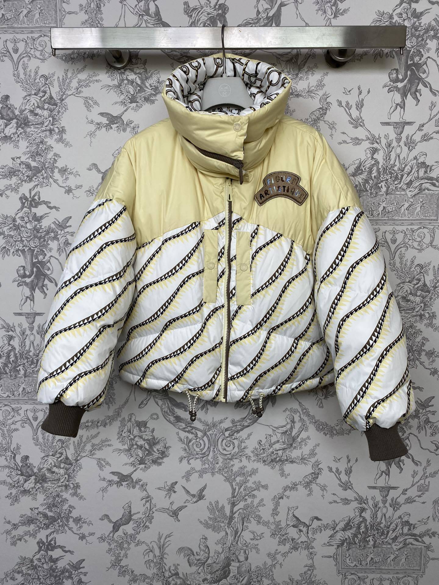 PATTERNED PUFFER JACKET WITH CONTRAST SLEEVES AND HIGH COLLAR