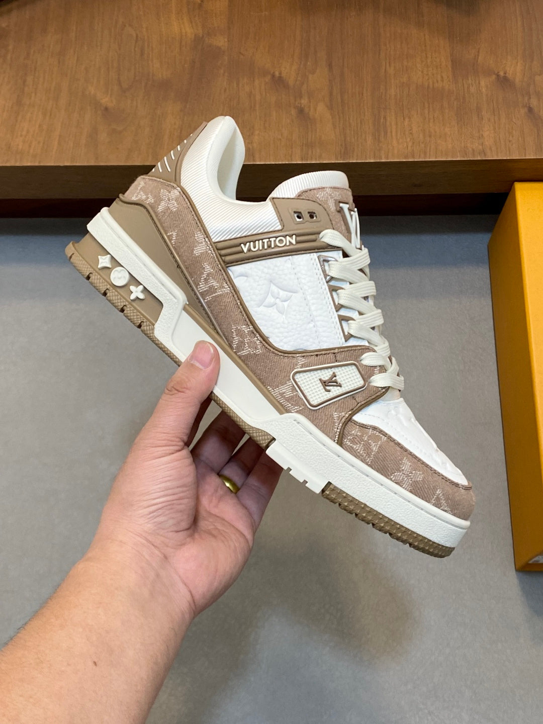 BEIGE AND WHITE LOW-TOP SNEAKERS WITH TEXTURED PANELS