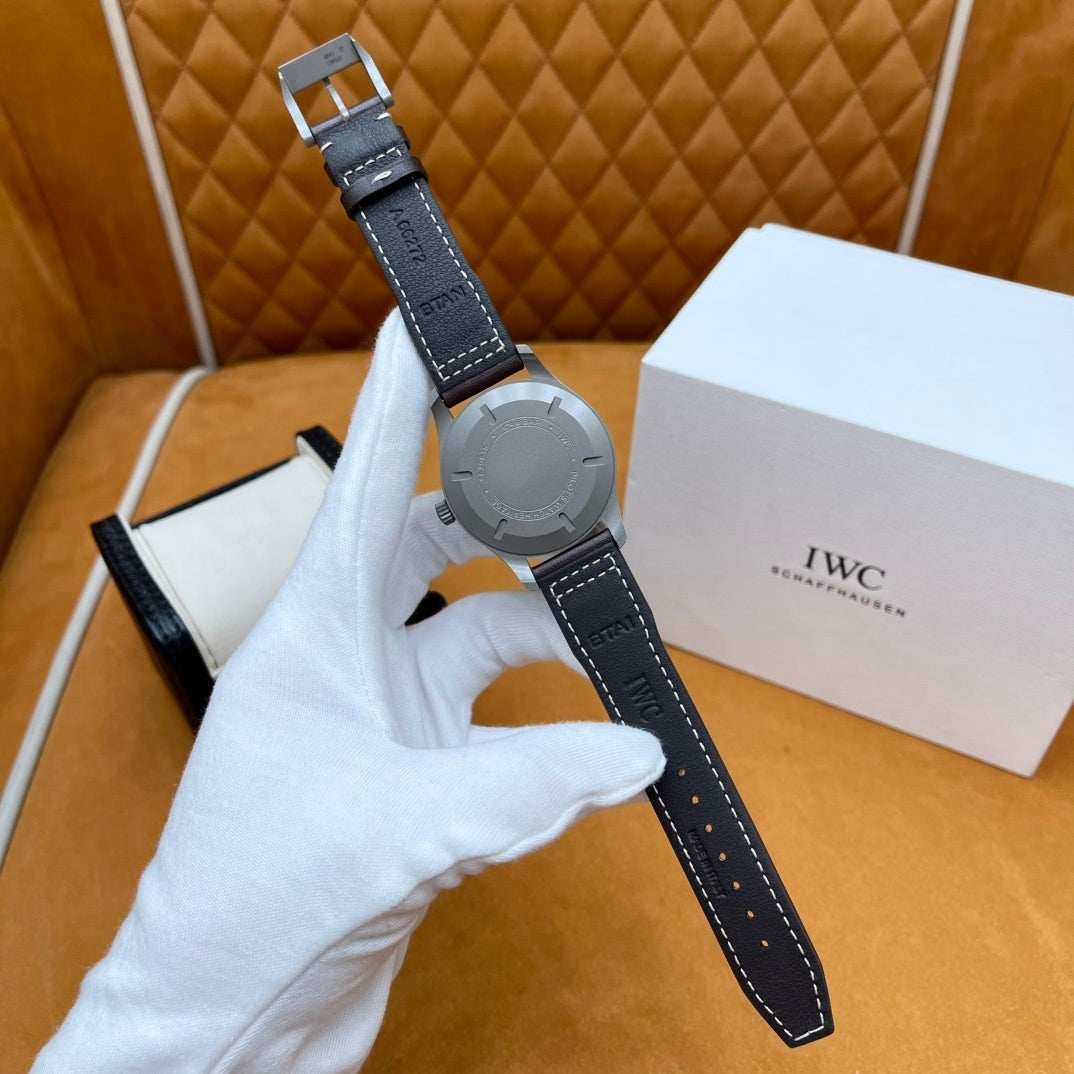 CLASSIC AVIATOR STYLE LEATHER WATCH
