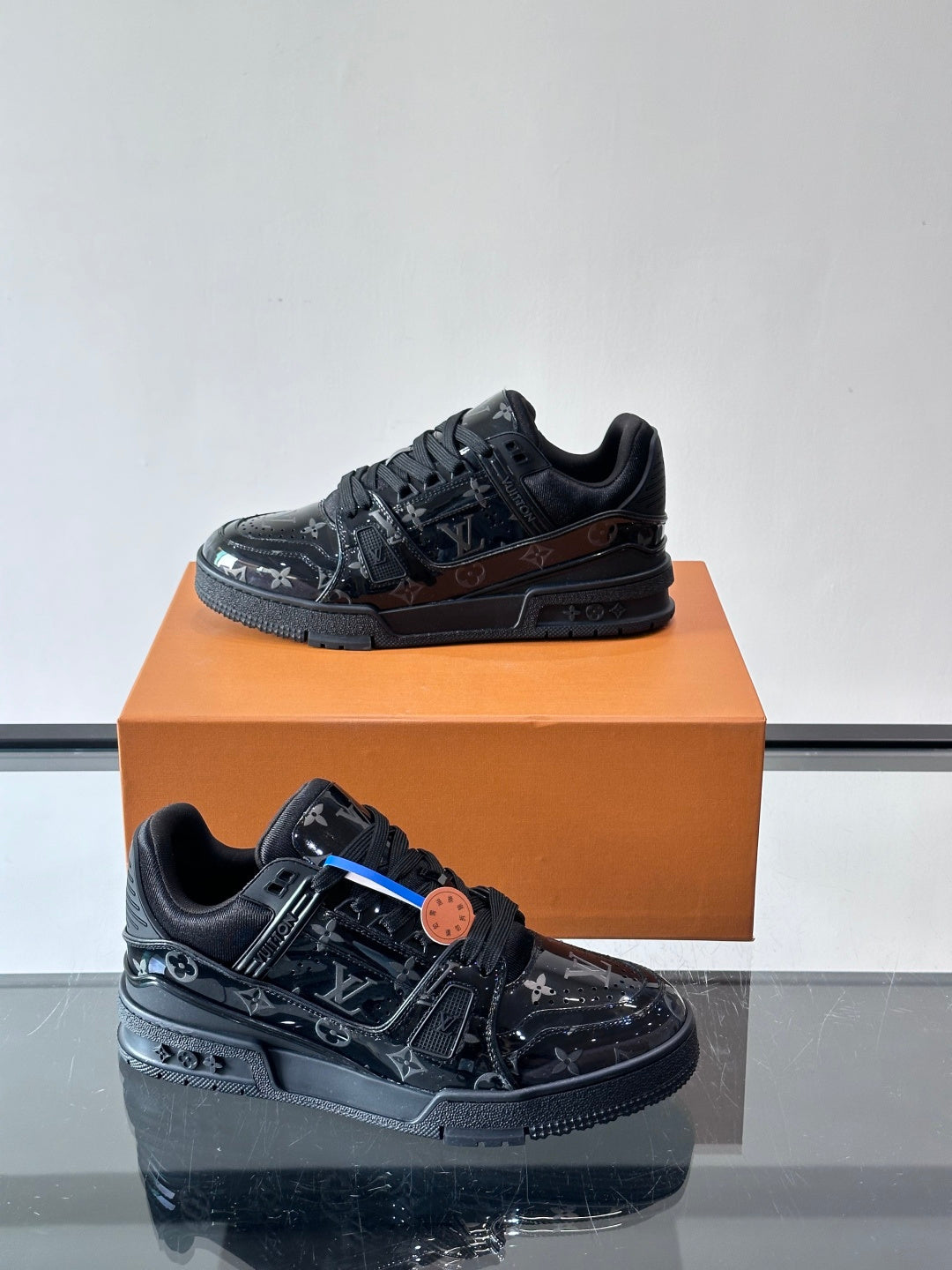 GLOSSY BLACK LOW-TOP SNEAKERS