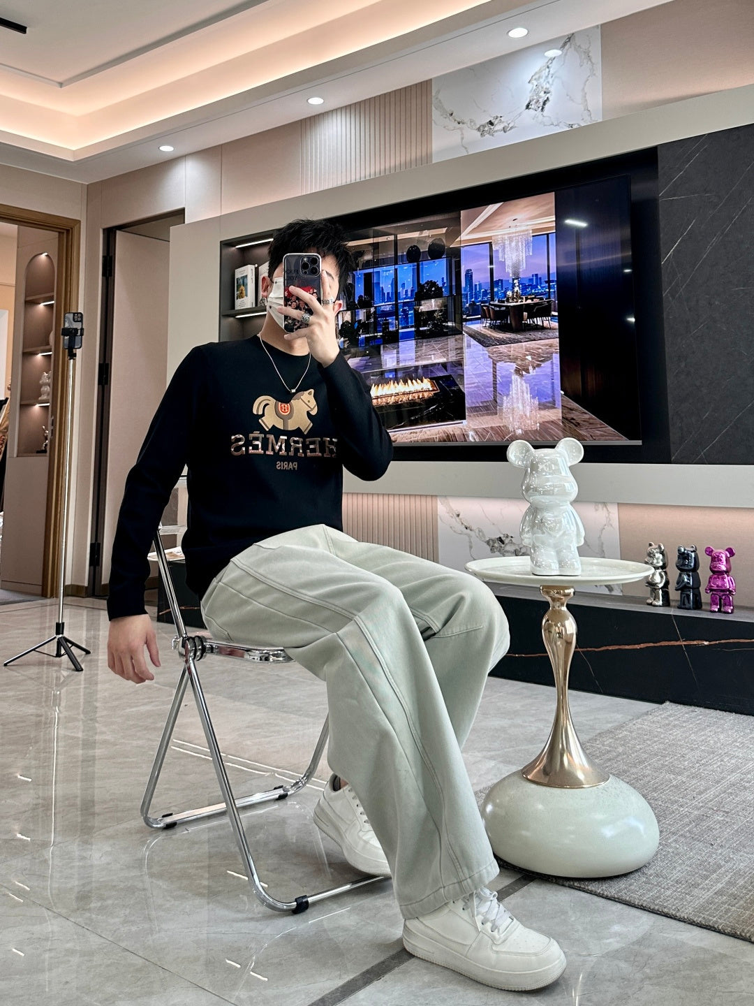 BLACK LOGO CREWNECK SWEATER