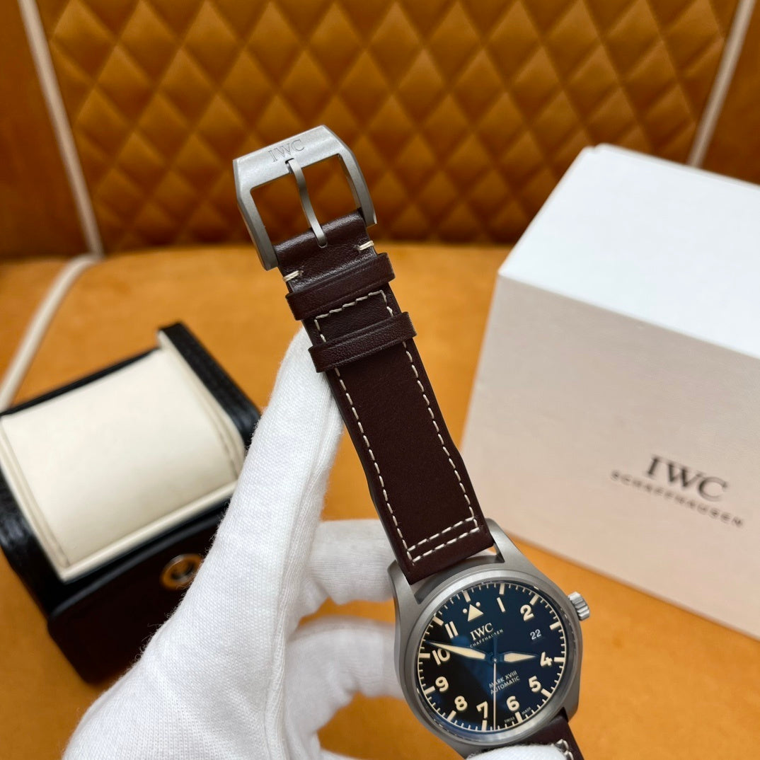 CLASSIC AVIATOR STYLE LEATHER WATCH