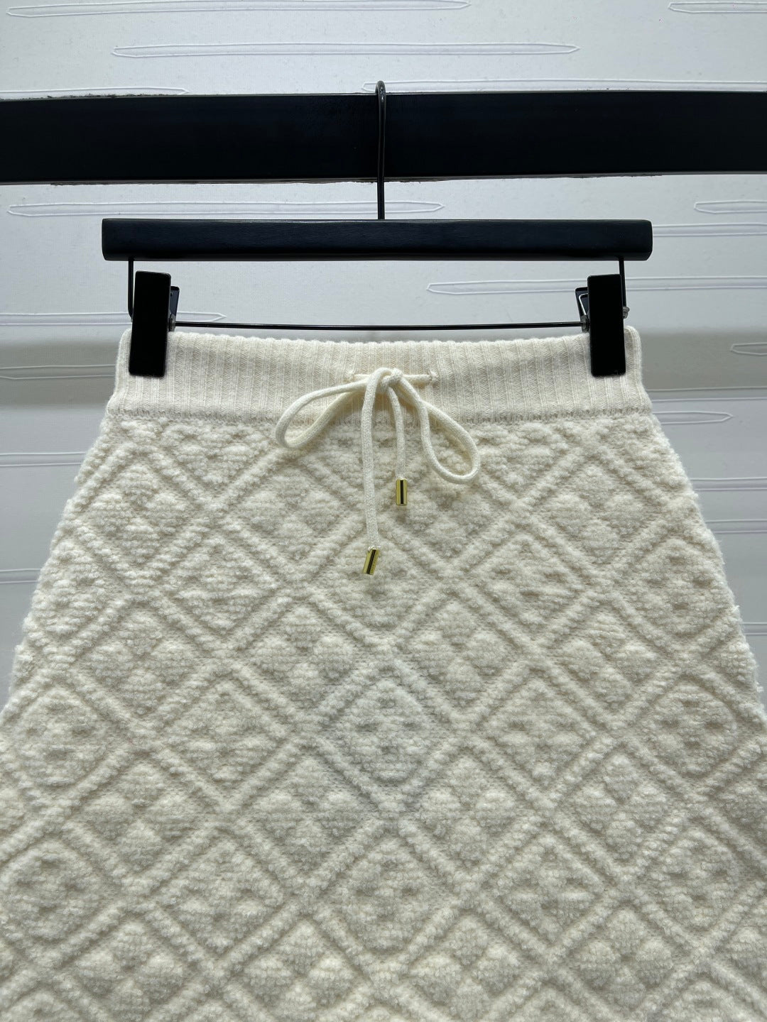TEXTURED QUILTED KNIT MINI SKIRT