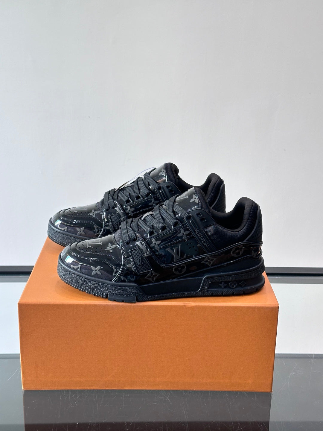 GLOSSY BLACK LOW-TOP SNEAKERS