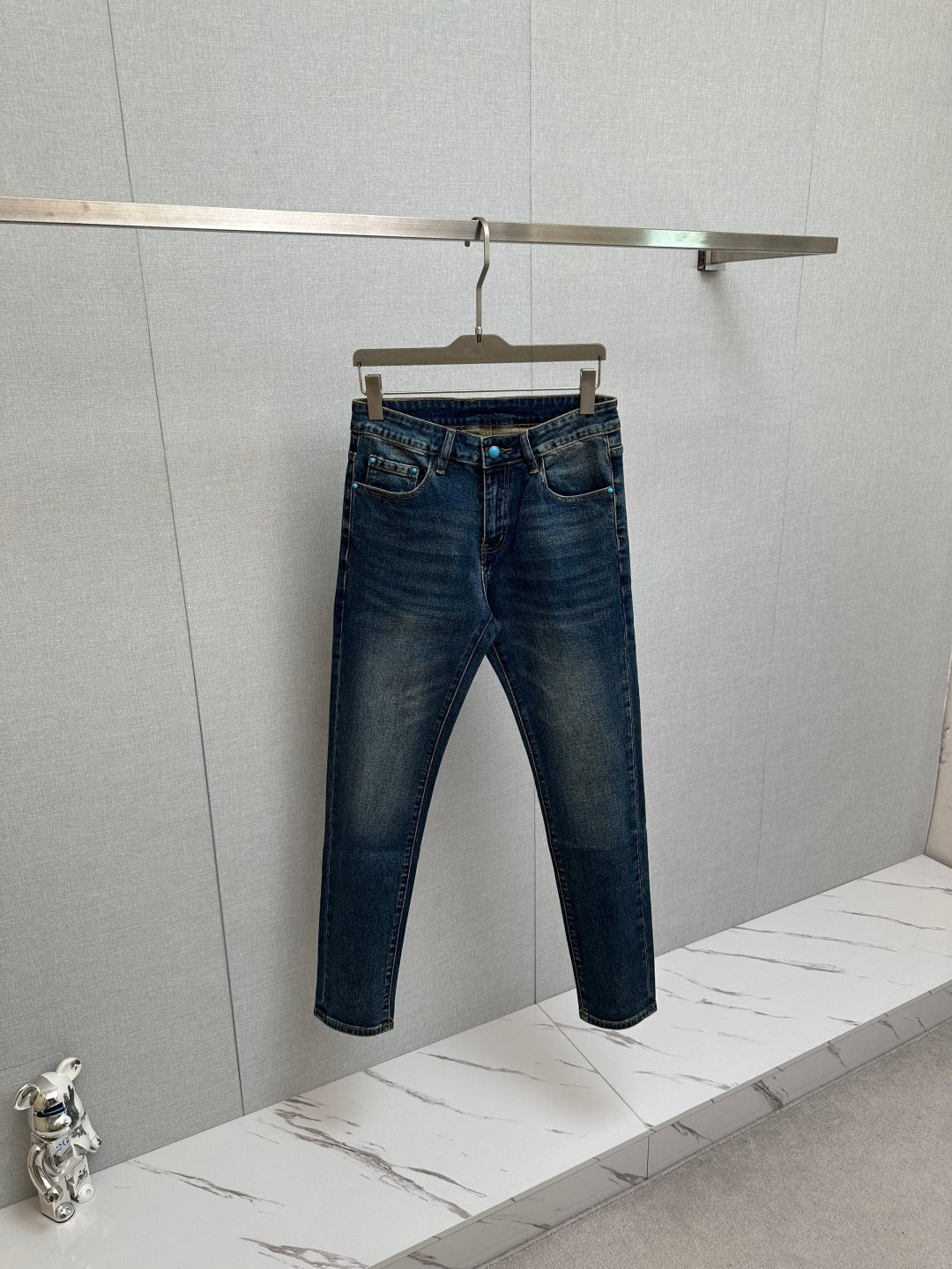 DARK BLUE DENIM JEANS WITH PATTERNED BACK POCKET DETAIL