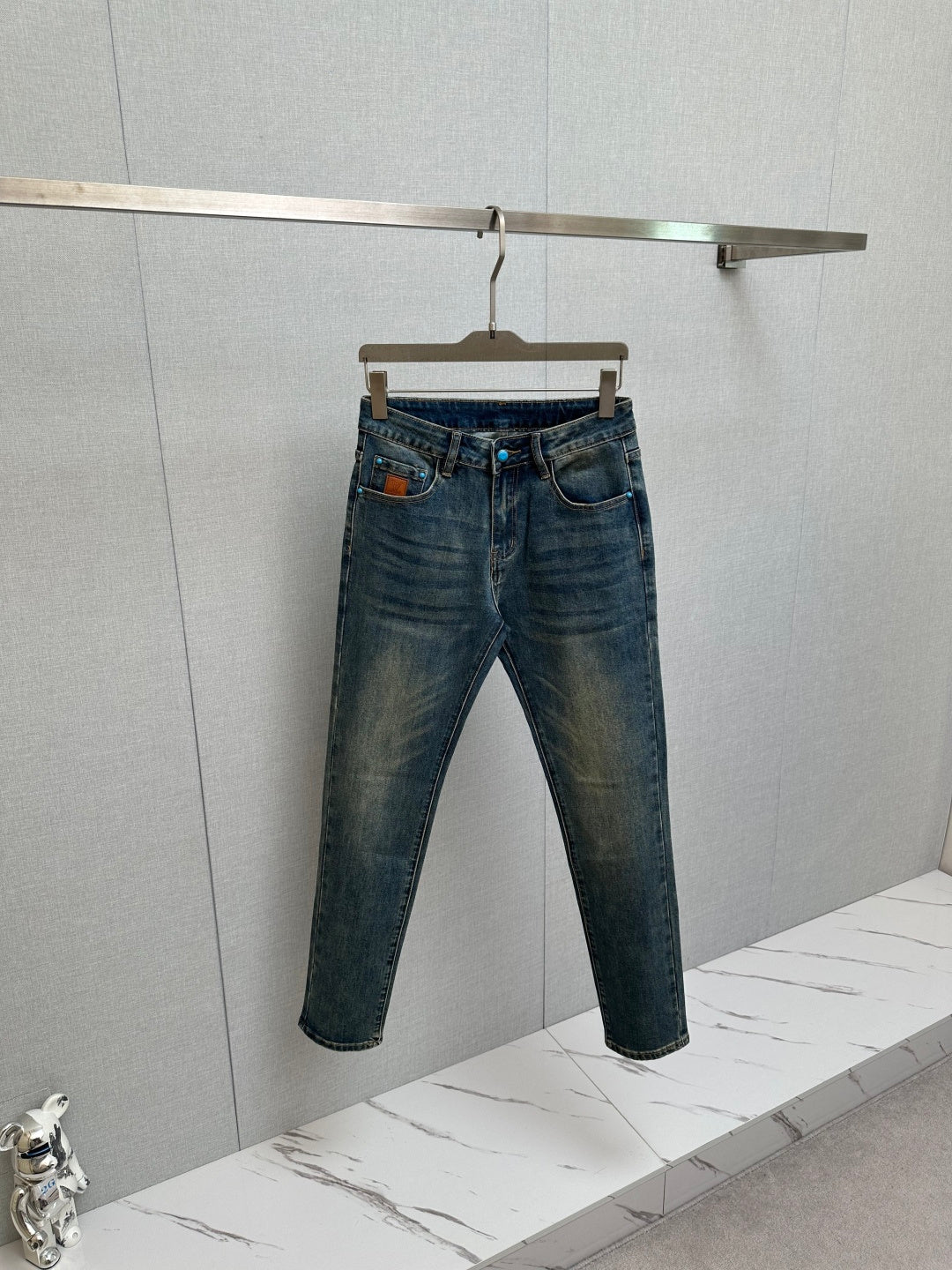 BLUE DENIM JEANS WITH CONTRAST STITCHED BACK POCKET