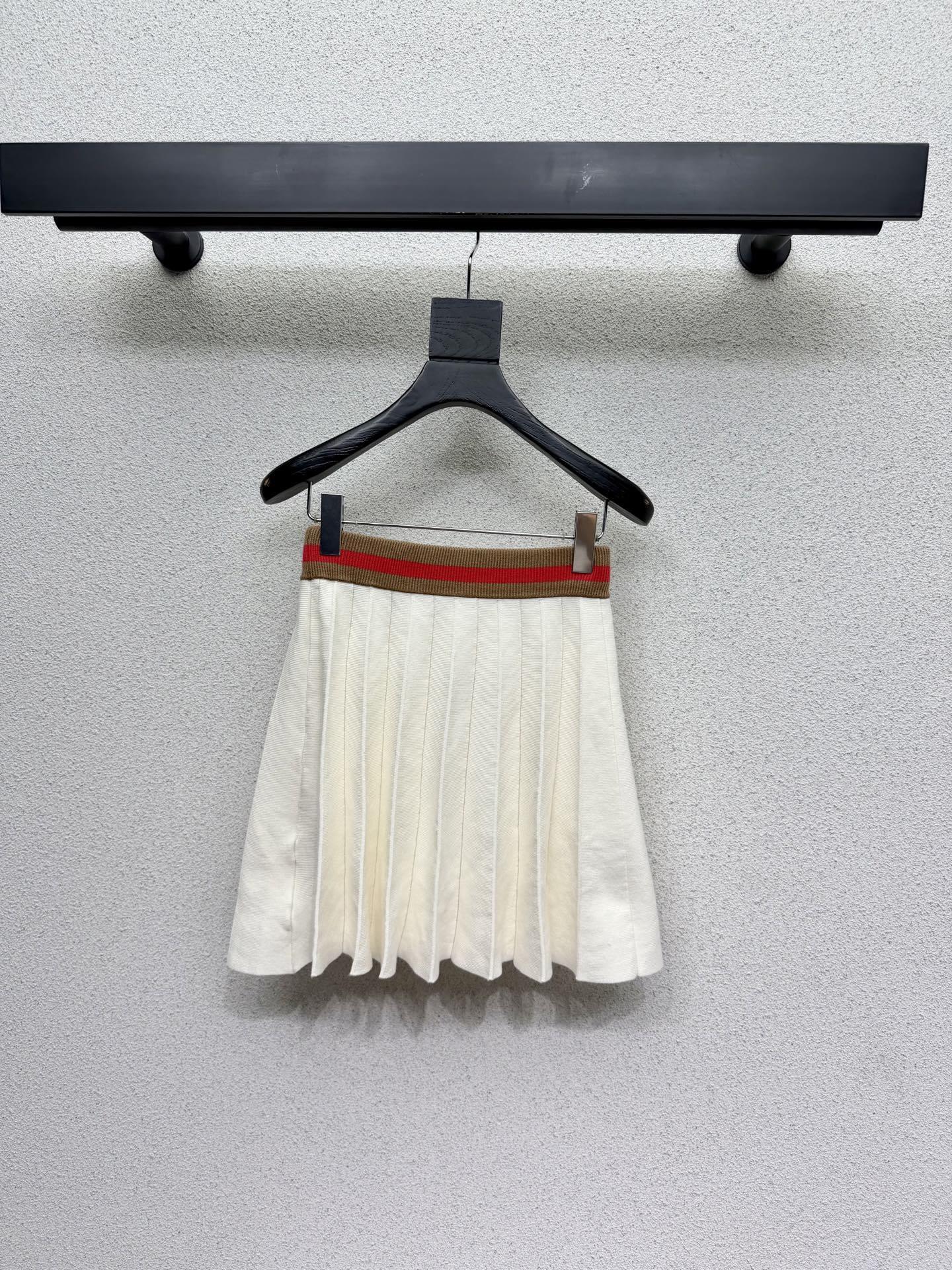 LOGO EMBROIDERED KNIT TOP & PLEATED SKIRT SET