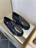 Lackleder-Loafer mit Metallbeschlag