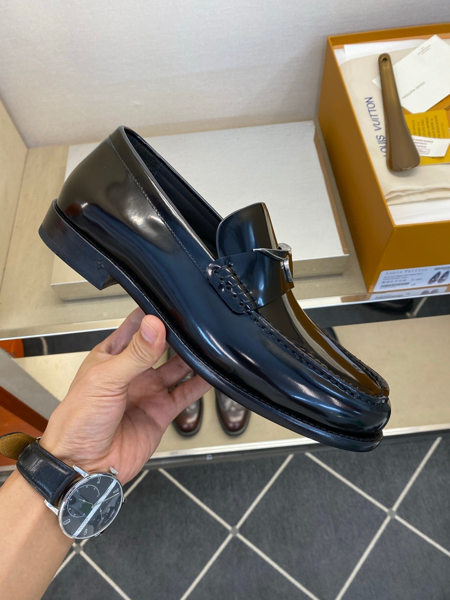 Lackleder-Loafer mit Metallbeschlag