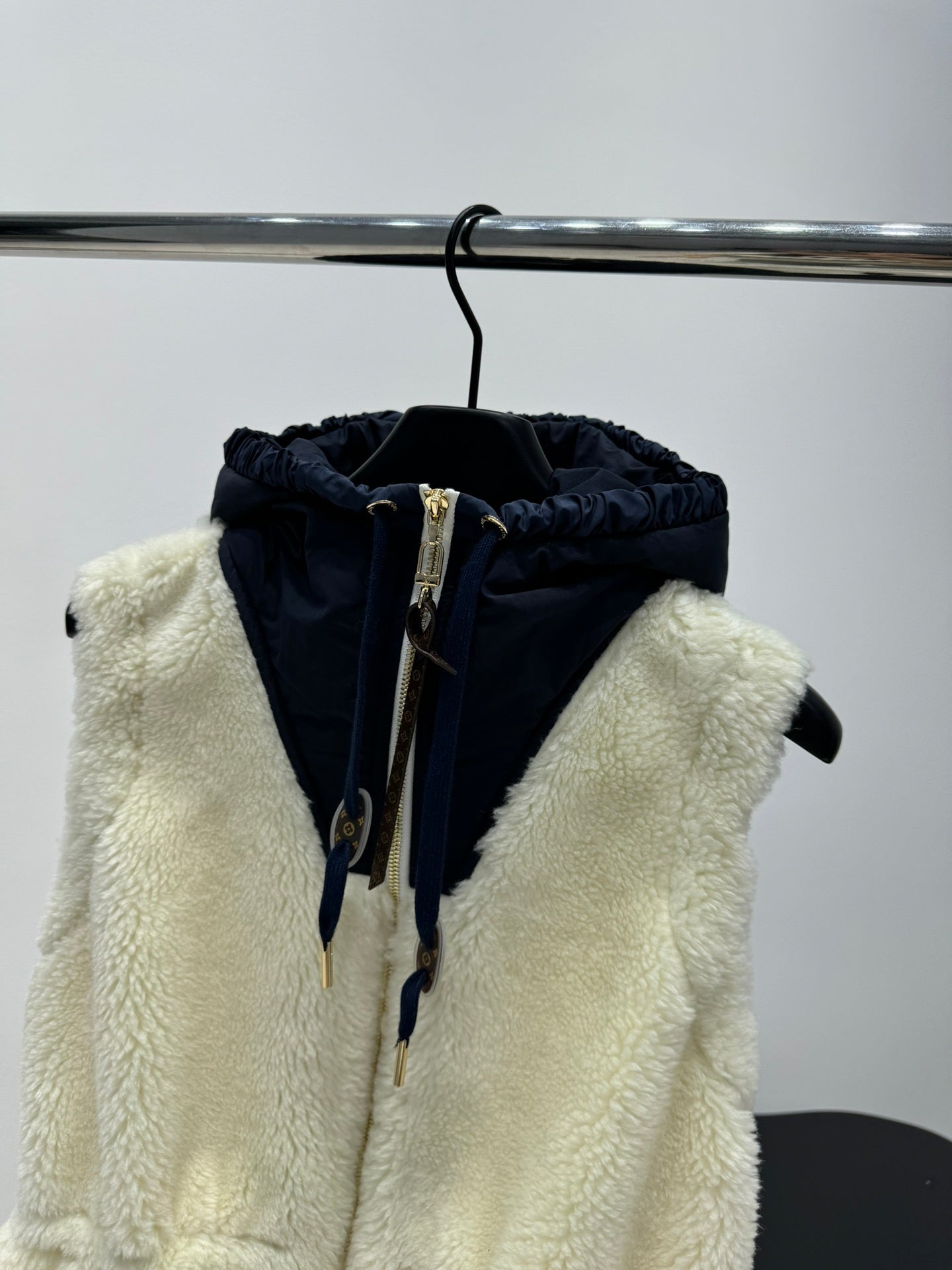 HOODED SHERPA ZIP VEST