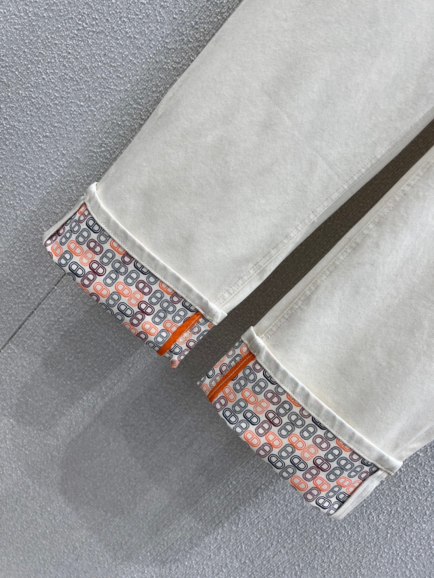 CREAM STRAIGHT-LEG DENIM WITH CONTRAST TURN-UP HEM