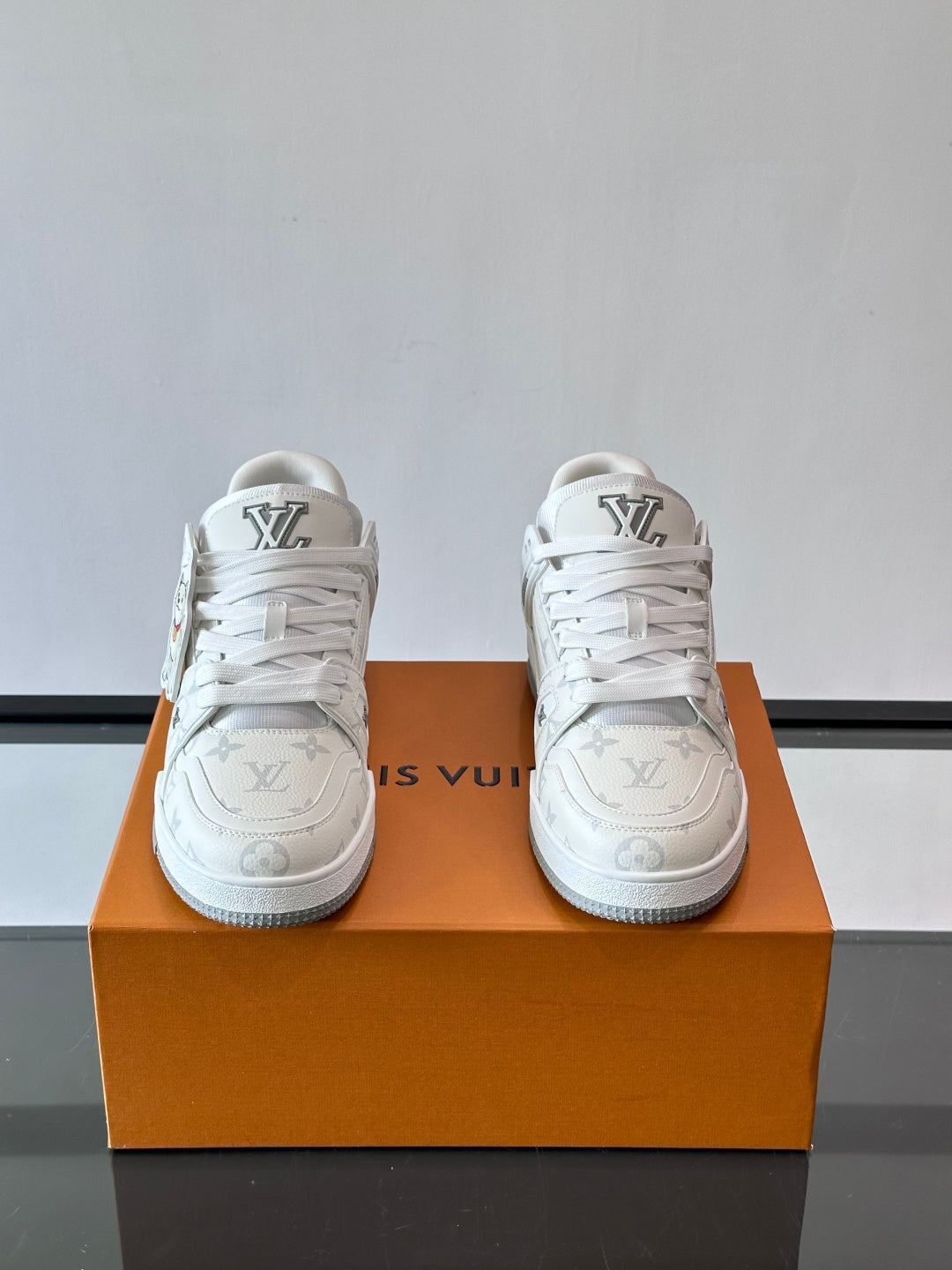 WHITE LOW-TOP SNEAKERS WITH CHARACTER CHARM