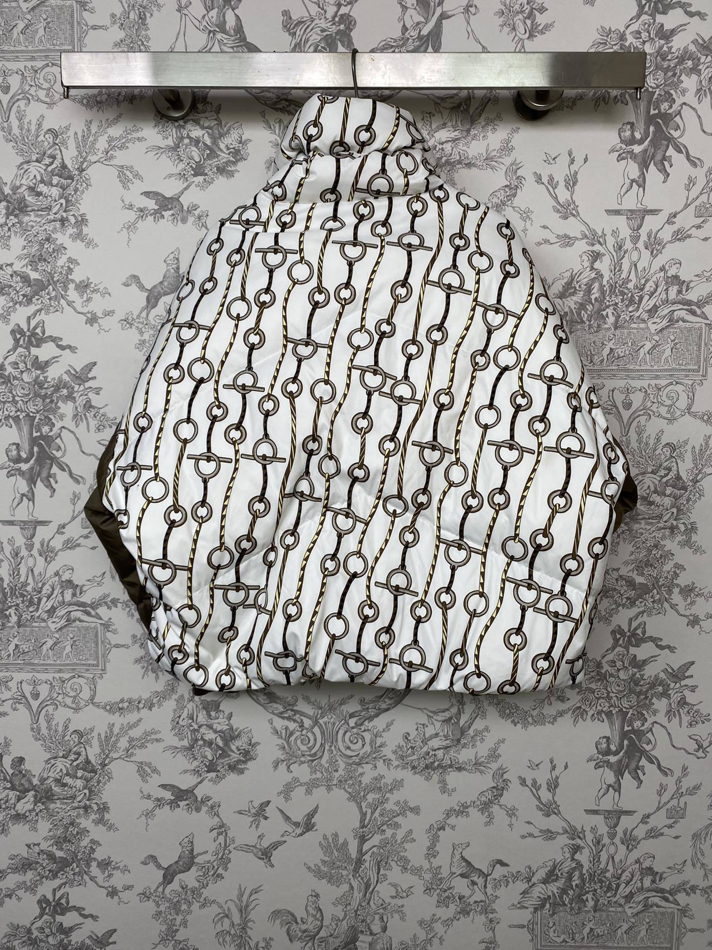 PATTERNED PUFFER JACKET WITH CONTRAST SLEEVES AND HIGH COLLAR