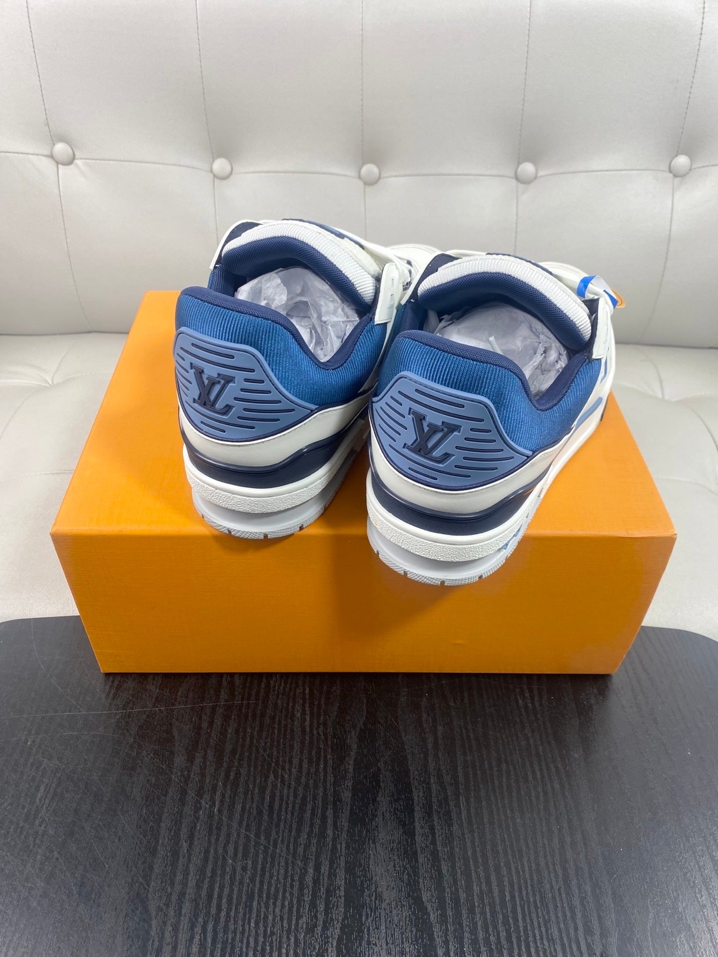 LOW-TOP LEATHER SNEAKERS WITH BLUE ACCENTS