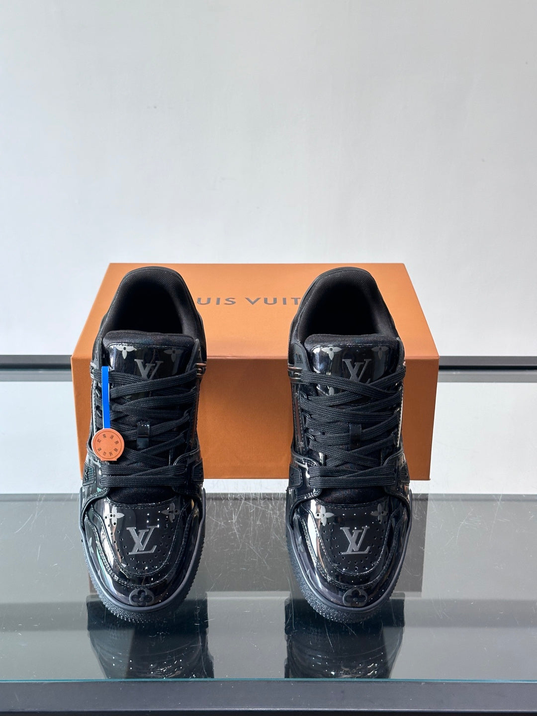 GLOSSY BLACK LOW-TOP SNEAKERS