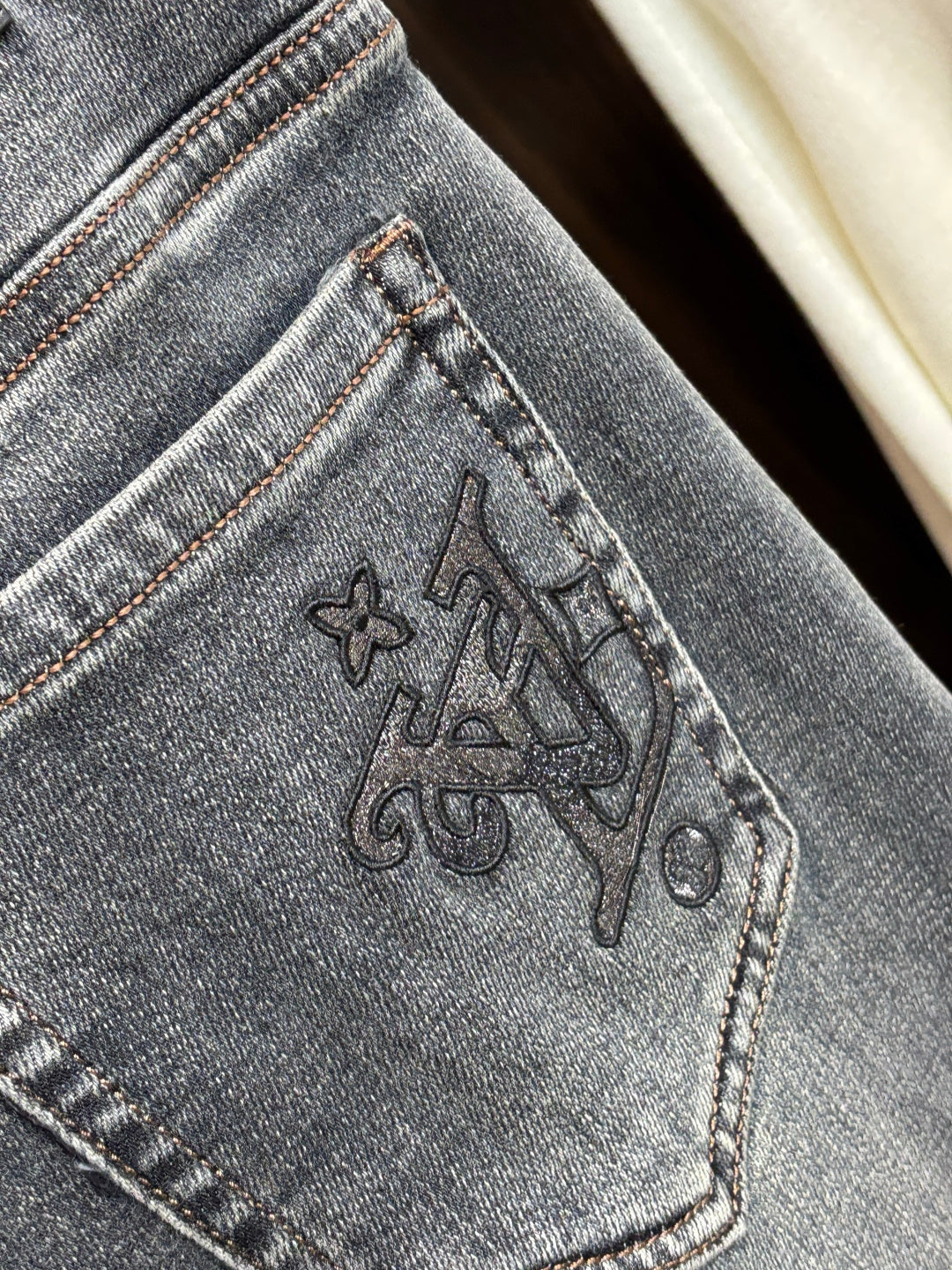 Graue Jeans mit gesticktem Rückendetail