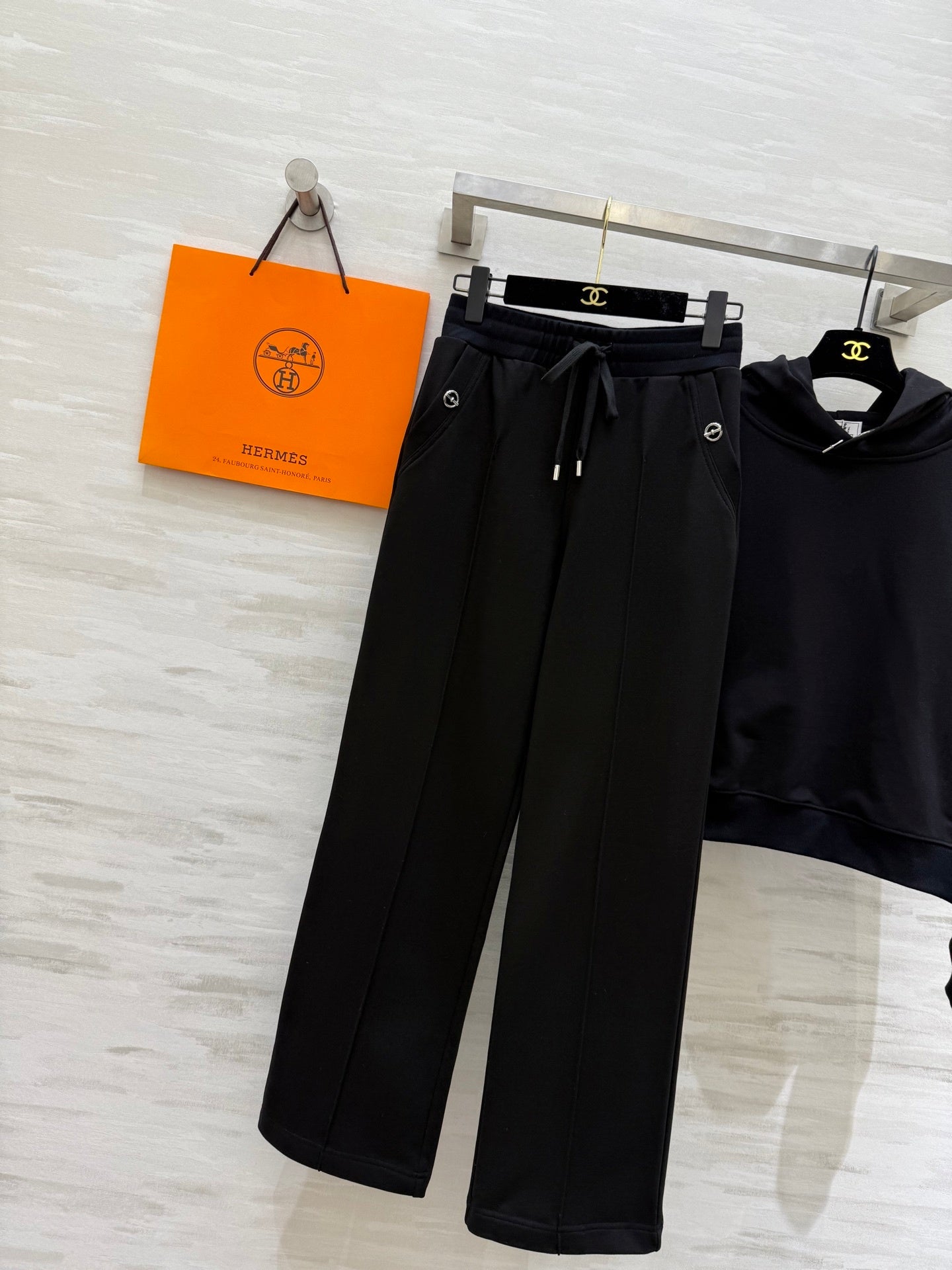 BLACK HOODED SWEATSHIRT AND RELAXED FIT PANTS SET