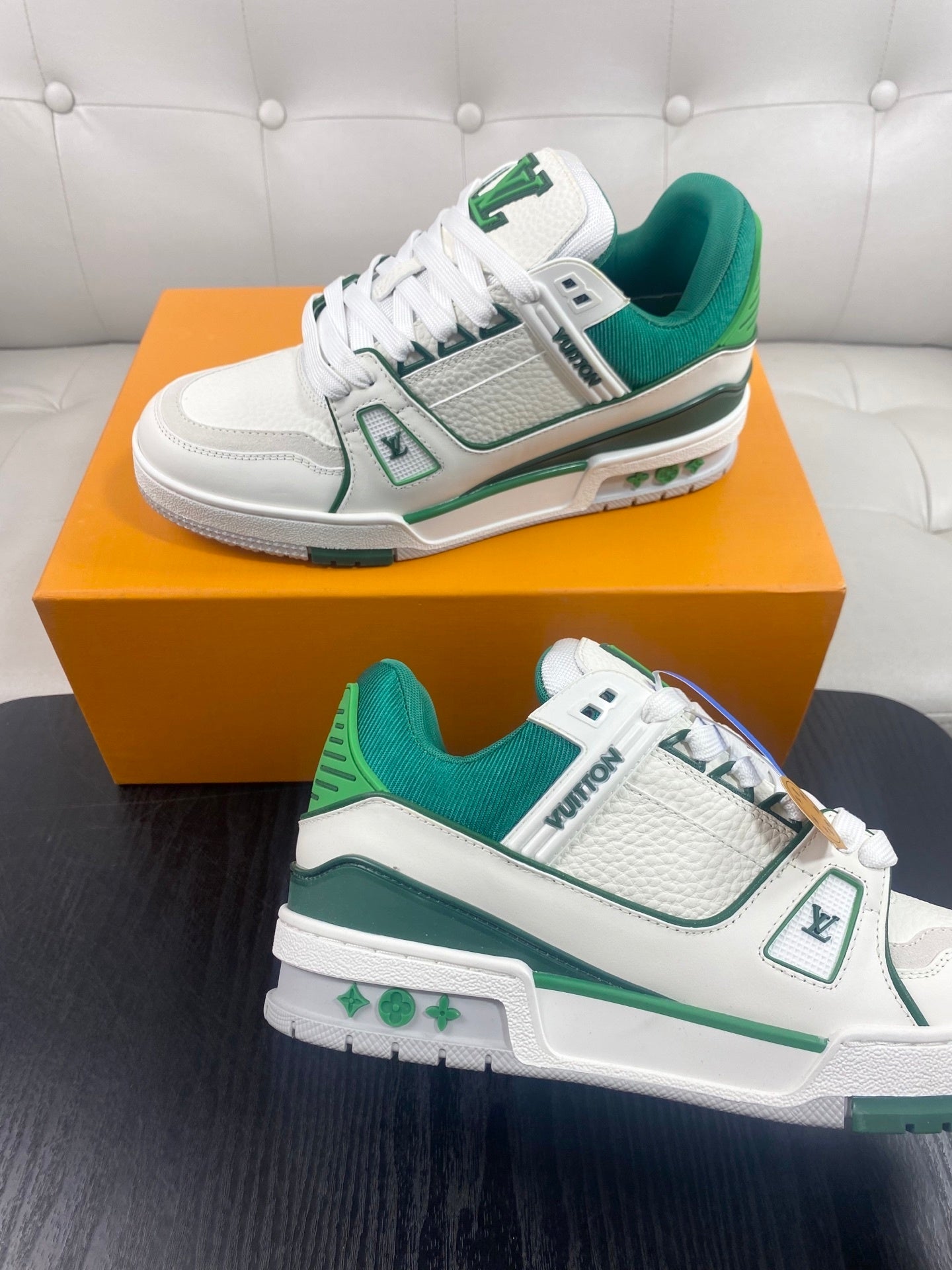 LOW-TOP LEATHER SNEAKERS WITH GREEN ACCENTS