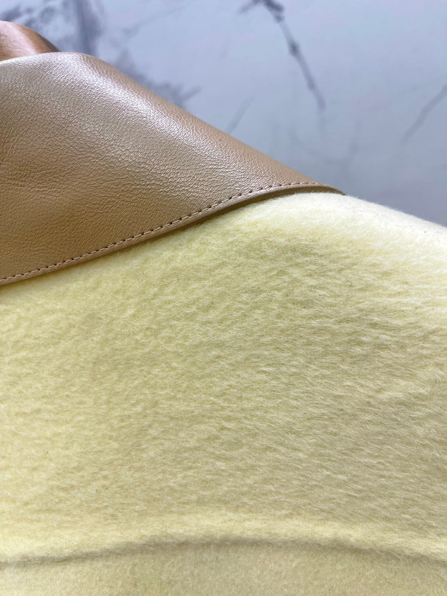 KURZE JACKEN MIT REISSVERSCHLUSS UND KONTRASTIERENDEN KRAGENDETAILS