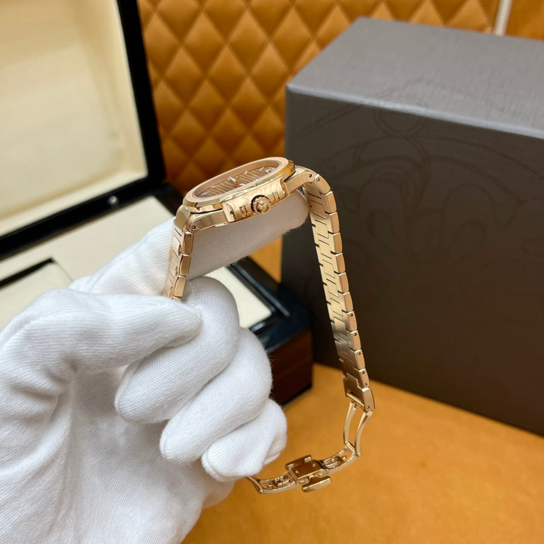 GOLD LUXURY MINIMALIST WATCH