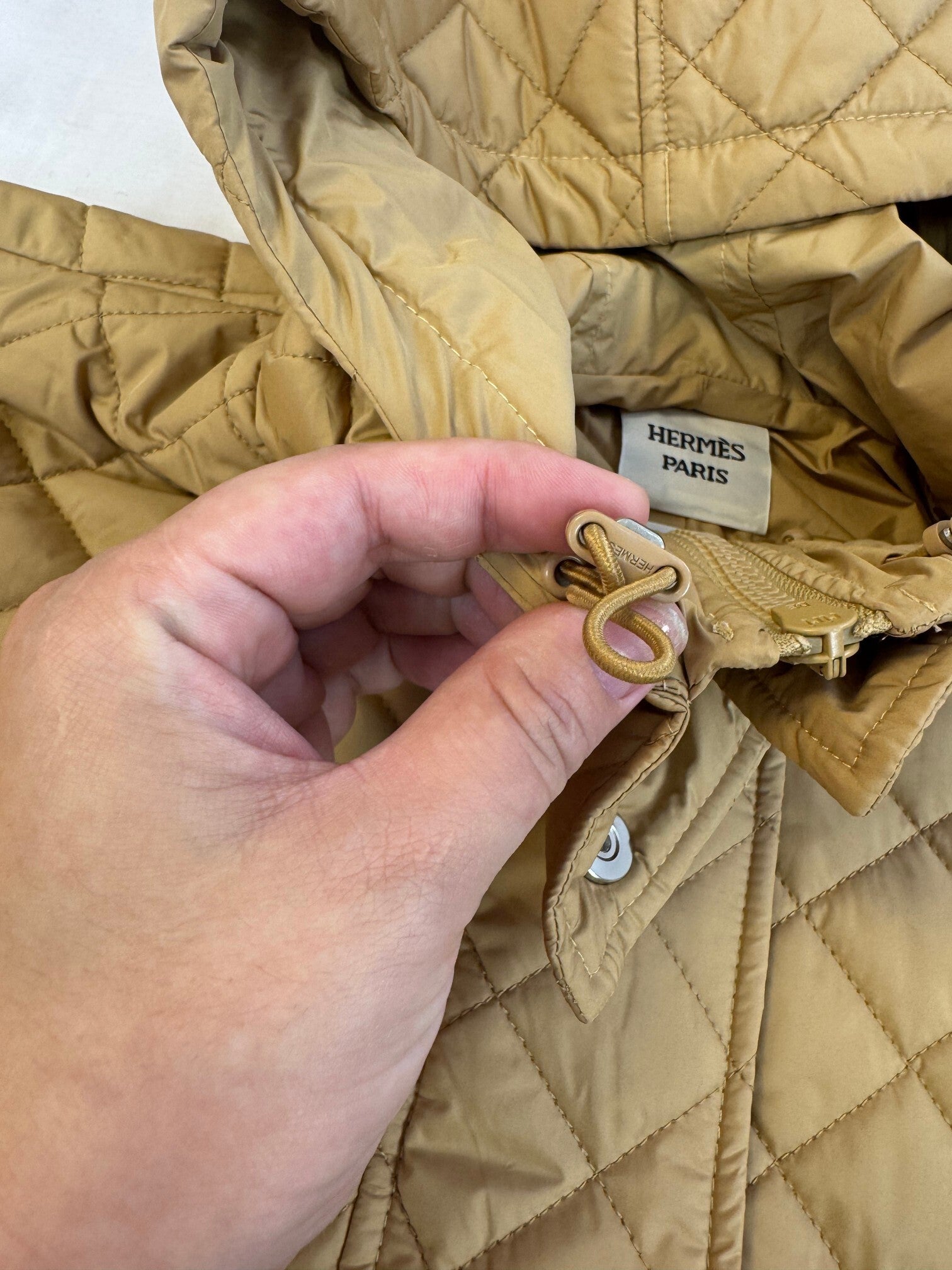 QUILTED HOODED JACKET WITH FRONT FLAP CLOSURE