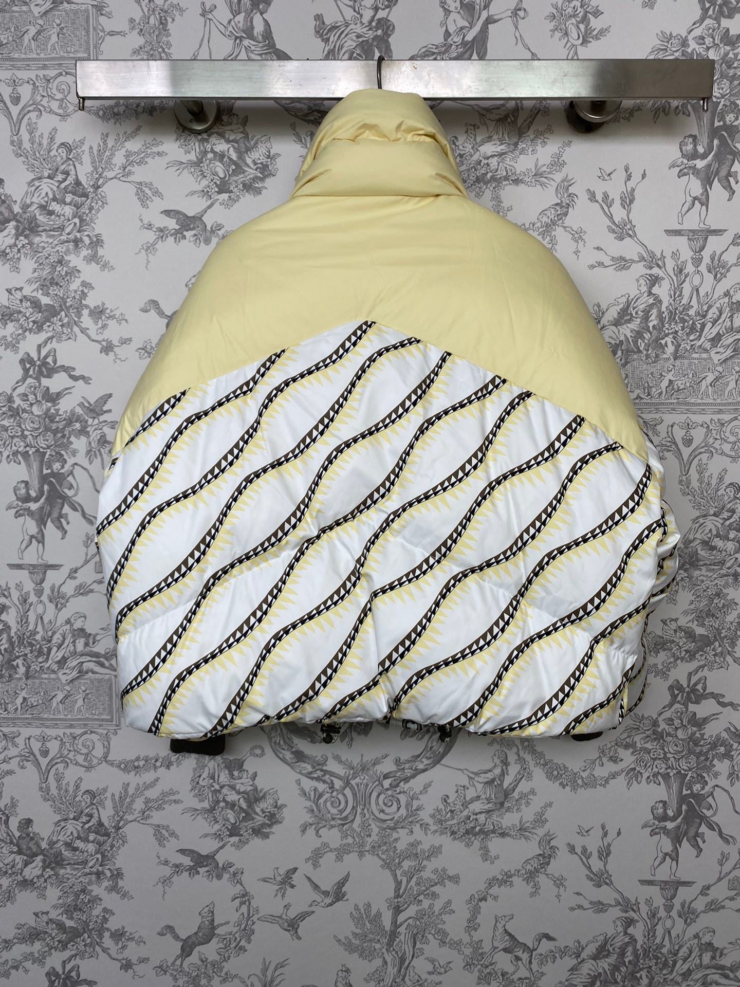 PATTERNED PUFFER JACKET WITH CONTRAST SLEEVES AND HIGH COLLAR