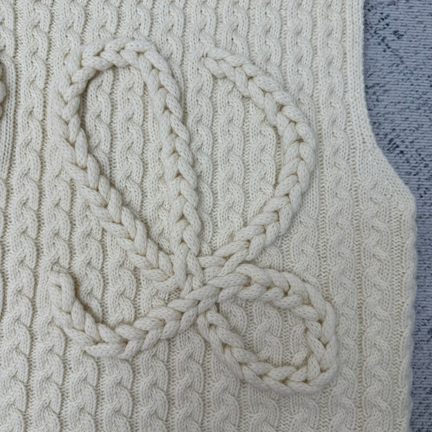 CABLE KNIT CREW NECK VEST