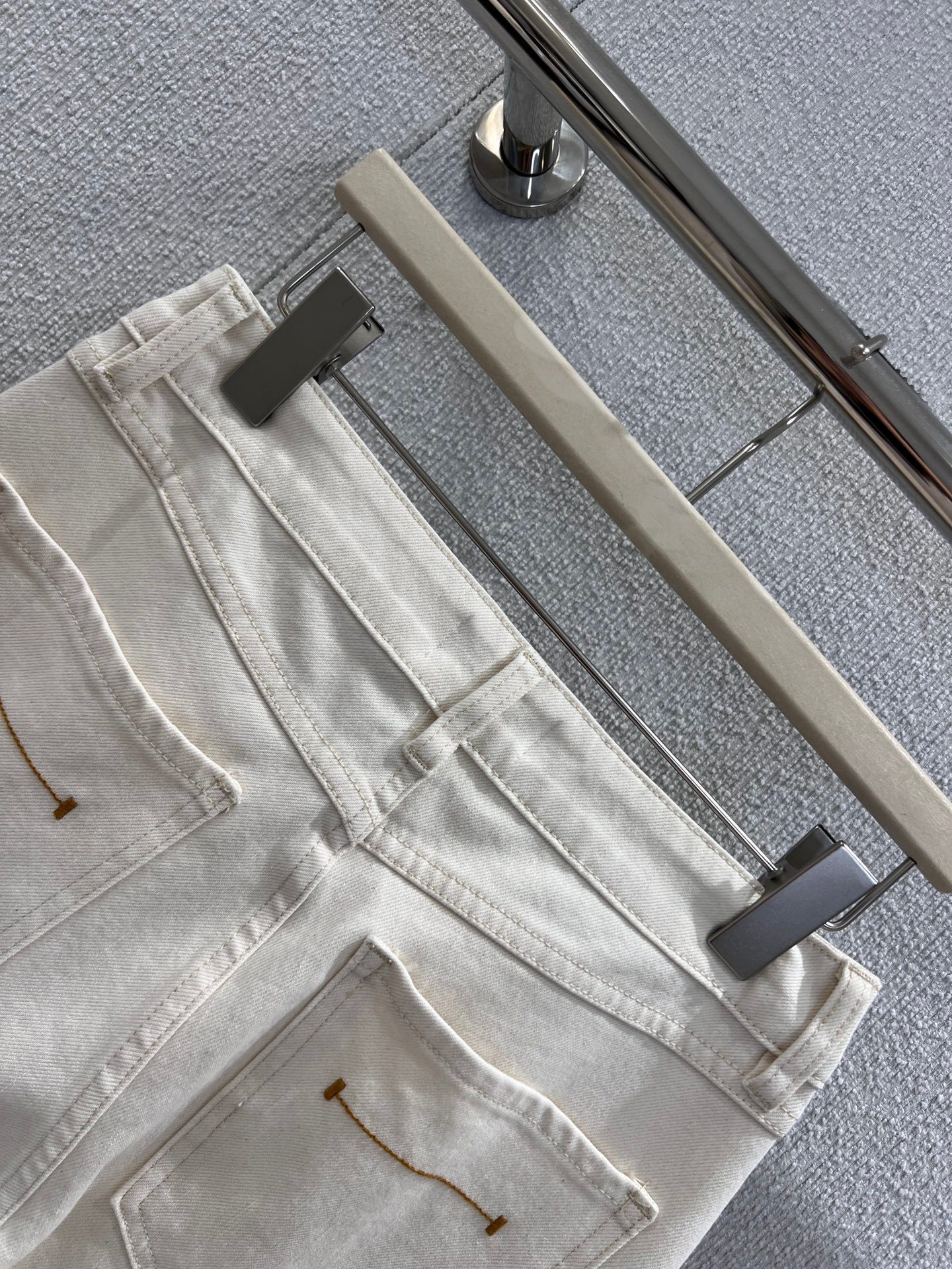 CREAM STRAIGHT-LEG DENIM WITH CONTRAST TURN-UP HEM