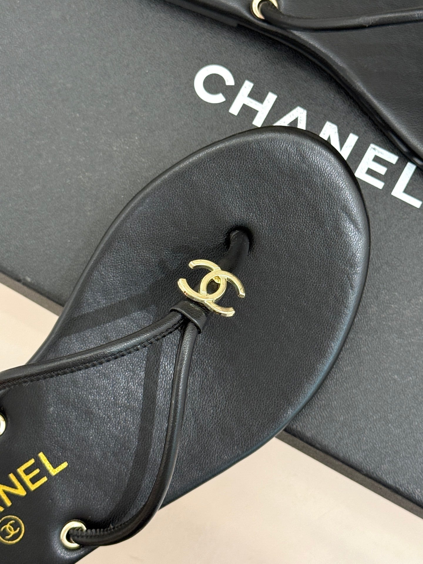 BLACK MINIMAL THONG SANDALS