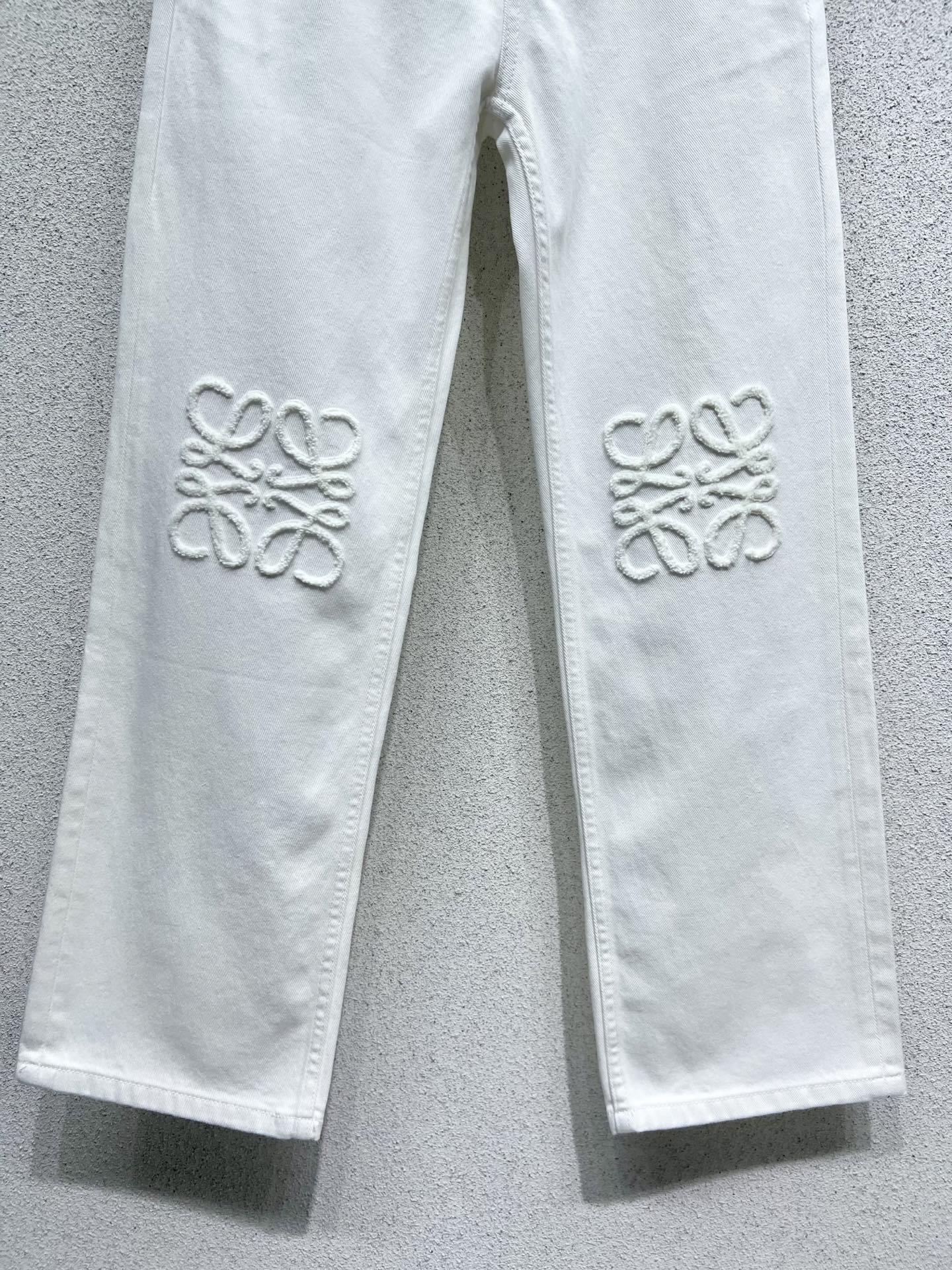EMBOSSED LOGO STRAIGHT LEG WHITE DENIM JEANS