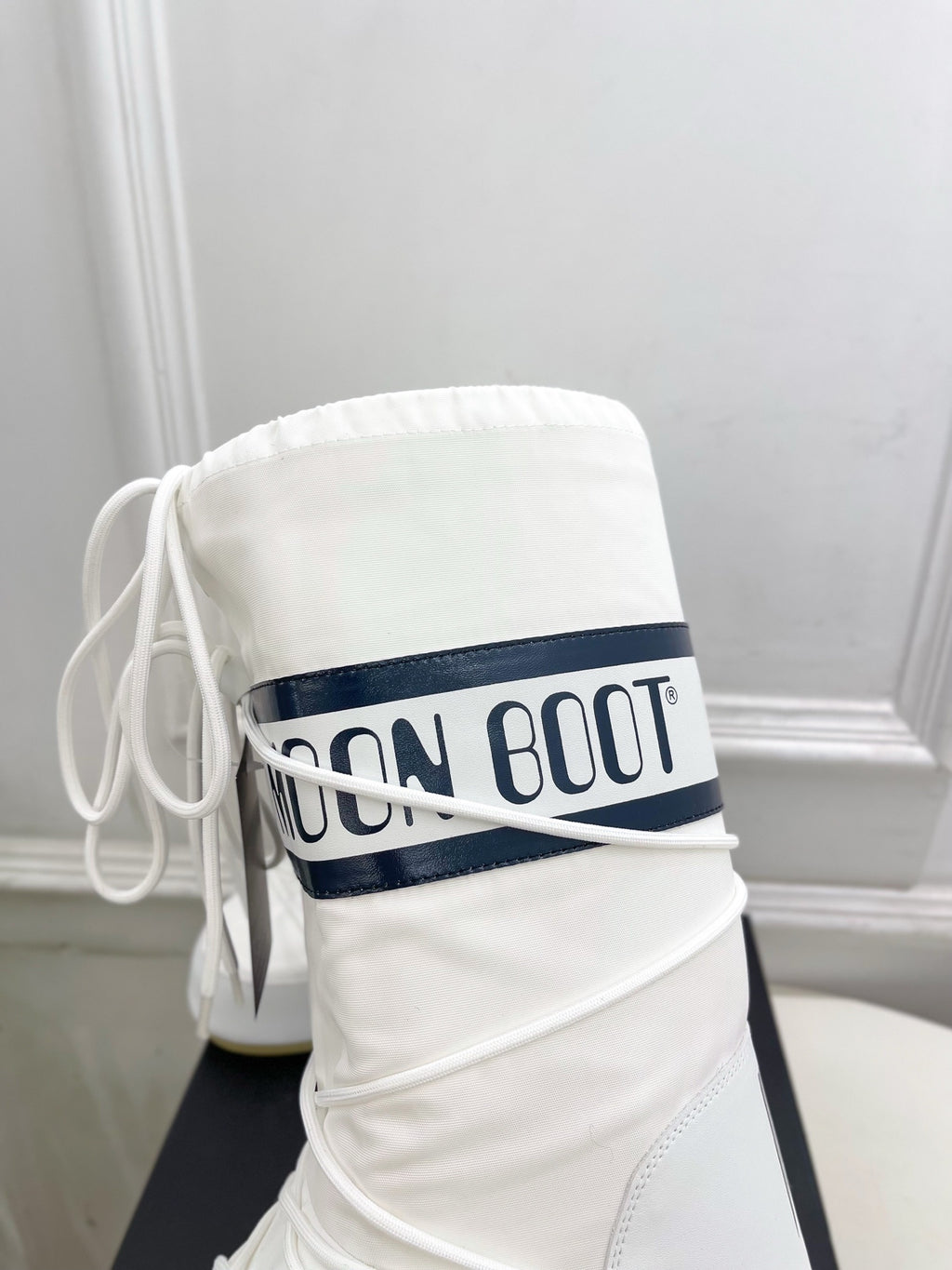 WHITE PADDED WINTER BOOTS WITH LACE-UP DETAIL