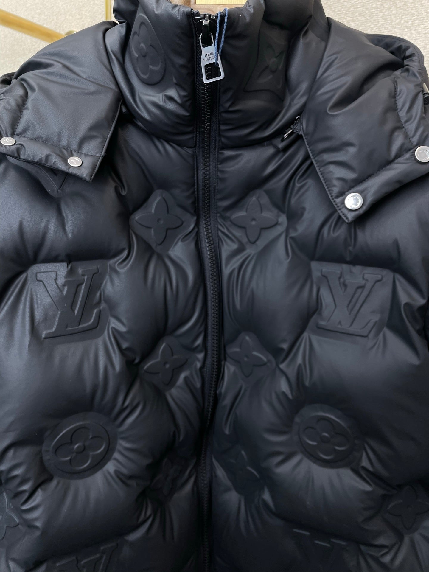 Daunenjacke mit geprägtem geometrischem Muster