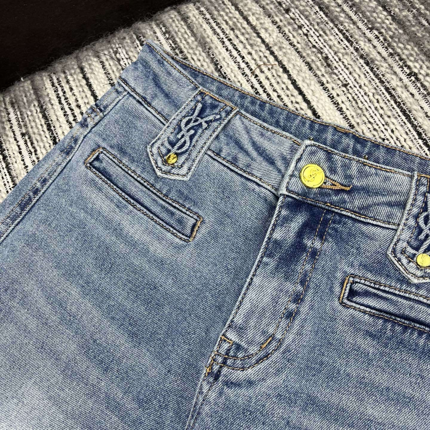 HIGH-RISE STRAIGHT LEG JEANS