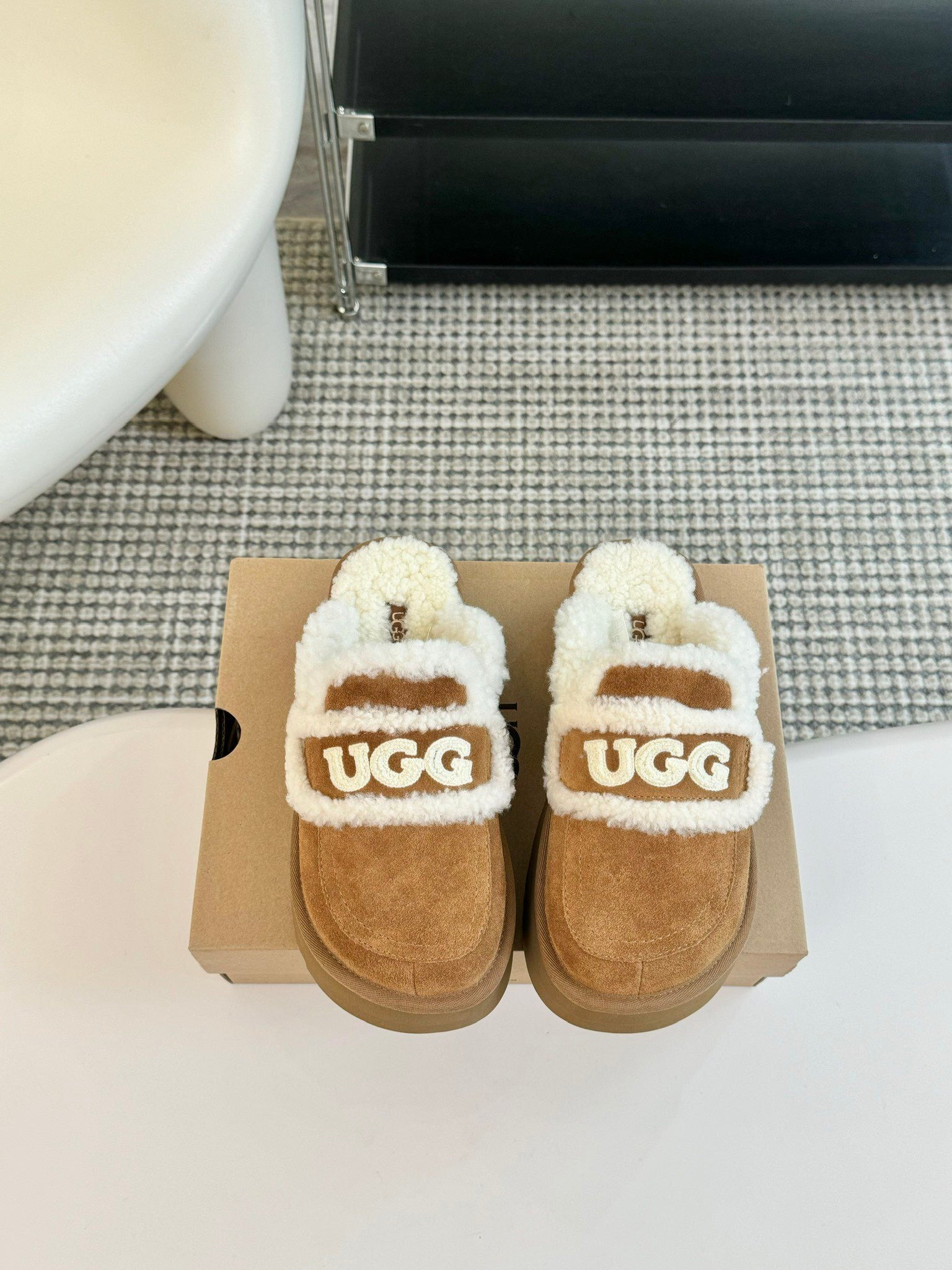 PLATFORM SLIPPERS WITH COZY SHEARLING