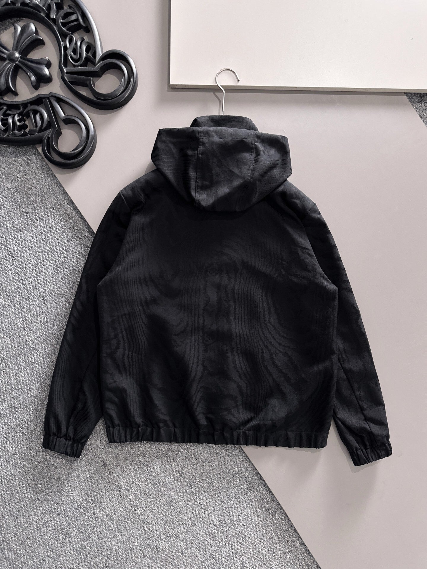 SCHWARZE KAPUZENJACKE MIT STRUKTURIERTER FORM