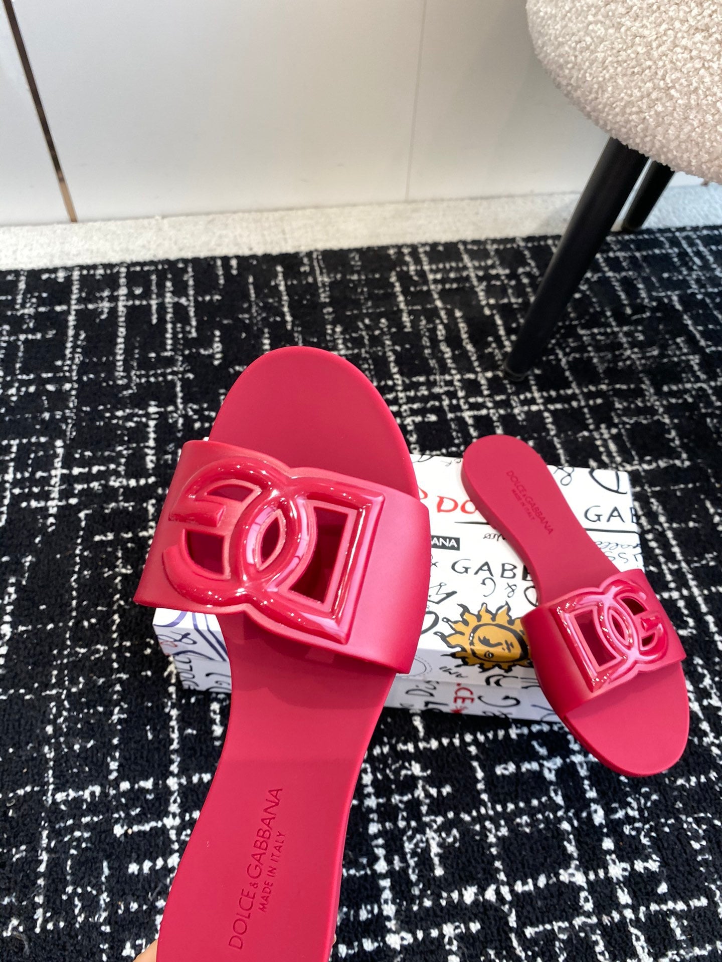 HOT PINK LOGO RUBBER SLIDES