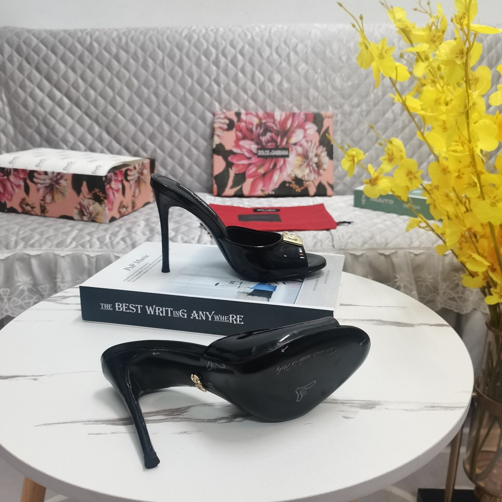 BLACK PATENT MULE HEEL SANDALS WITH GOLD LOGO DETAIL