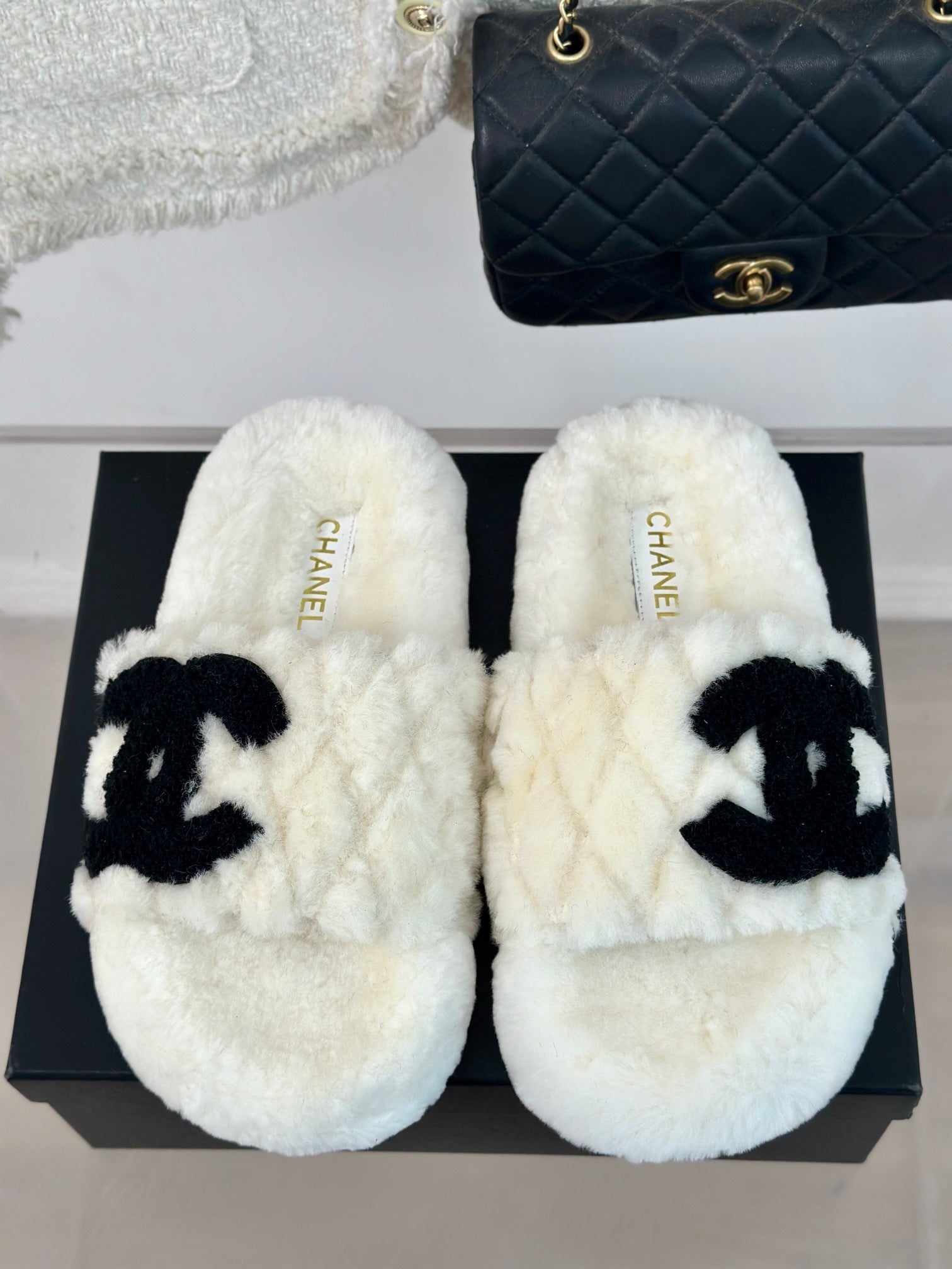 PLUSH FAUX FUR SLIDES – IVORY