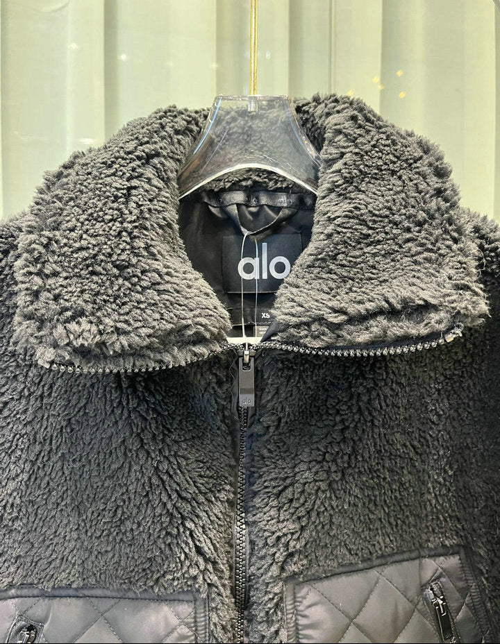 CHAQUETA DE PELUCHE CORTA CON PANELES ACOLCHADOS