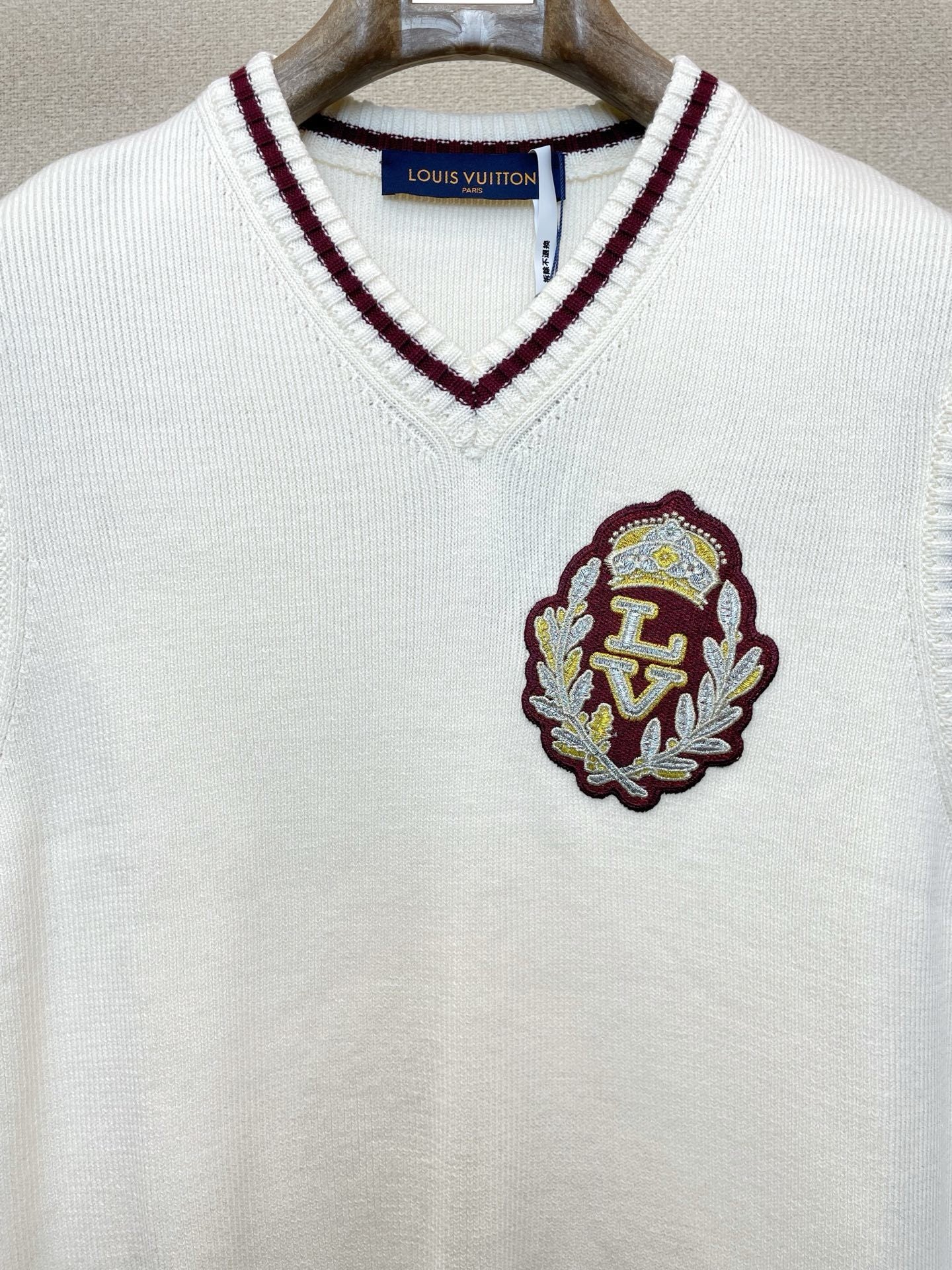 Strickweste mit V-Ausschnitt und gesticktem Wappen