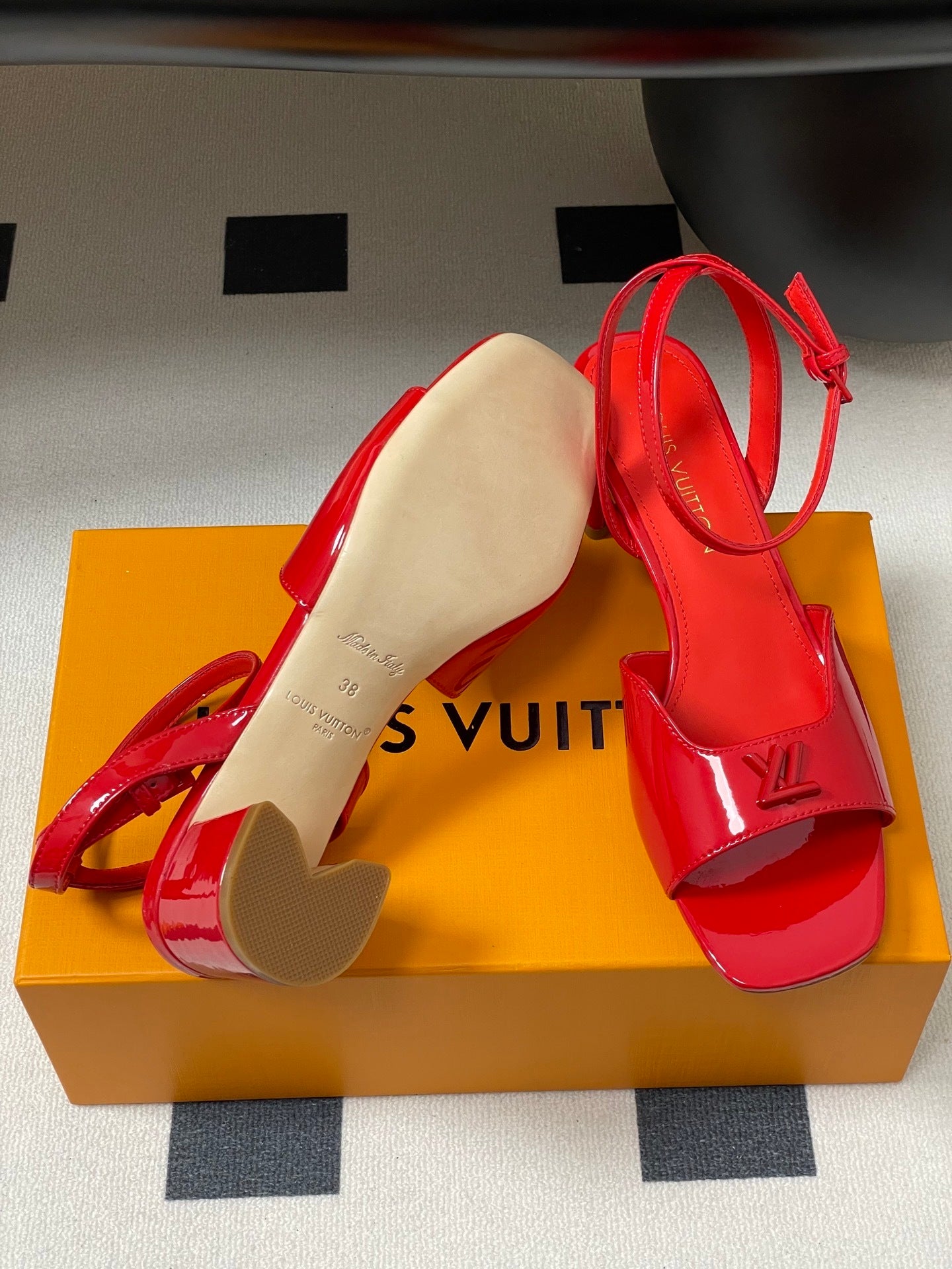 PATENT LEATHER BLOCK HEEL SANDALS – RED